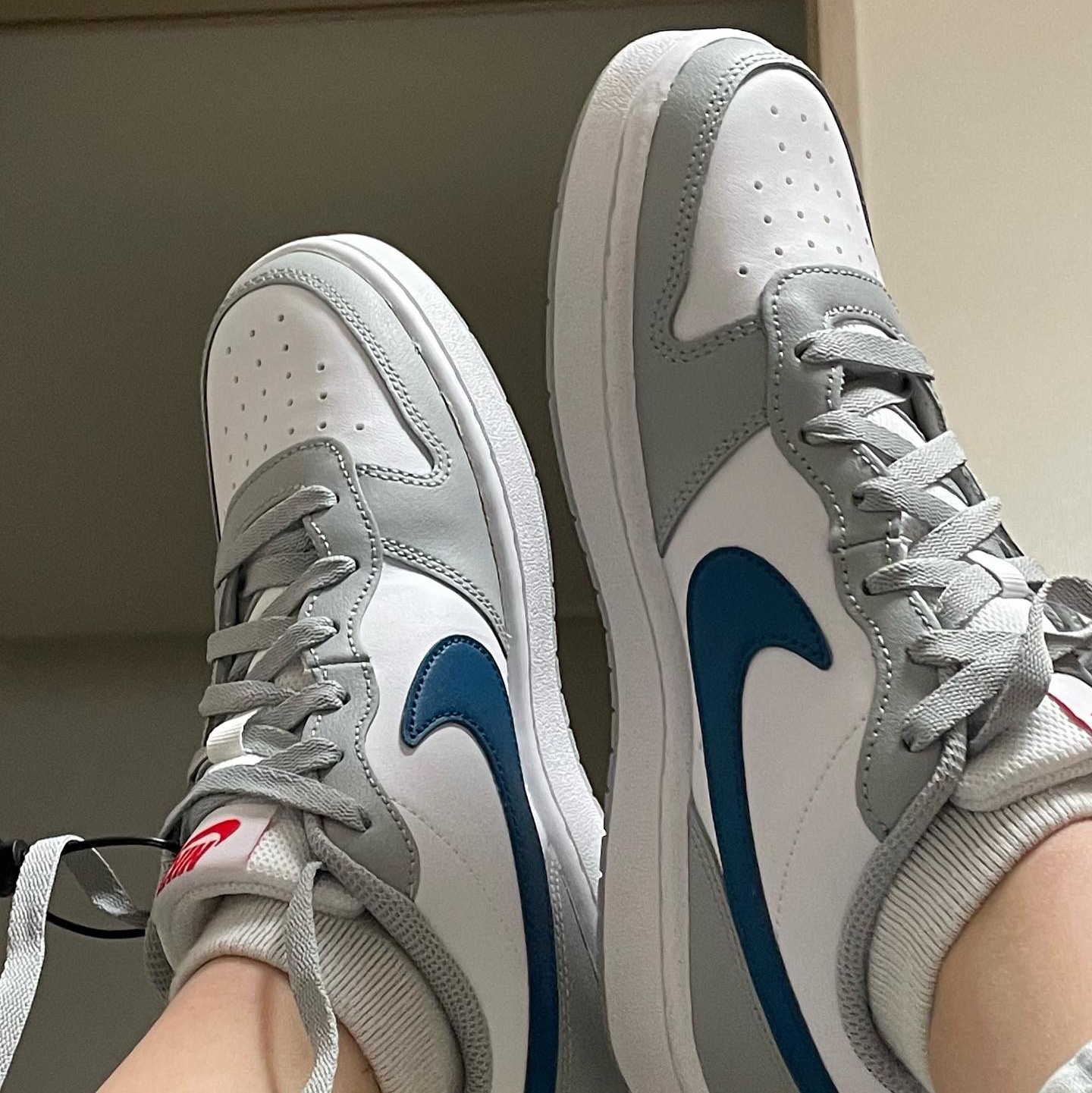 (GS) Nike Court Borough Low 2 Light Smoke Grey 착용 스타일 - 2