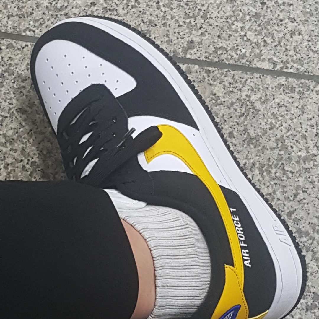Nike Air Force 1 '07 LV8 Athletic Club Black Dark Sulfur 착용 스타일 - 3