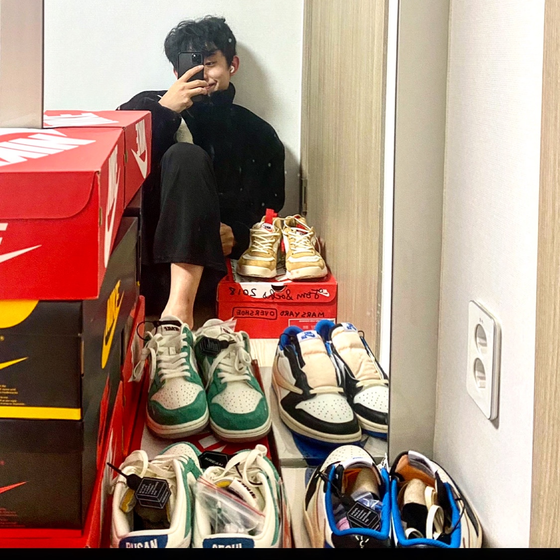Nike x Kasina Dunk Low Road Sign - Kasina Exclusive, Jordan 1 x Travis Scott x Fragment Retro Low OG SP Military Blue 착용 스타일