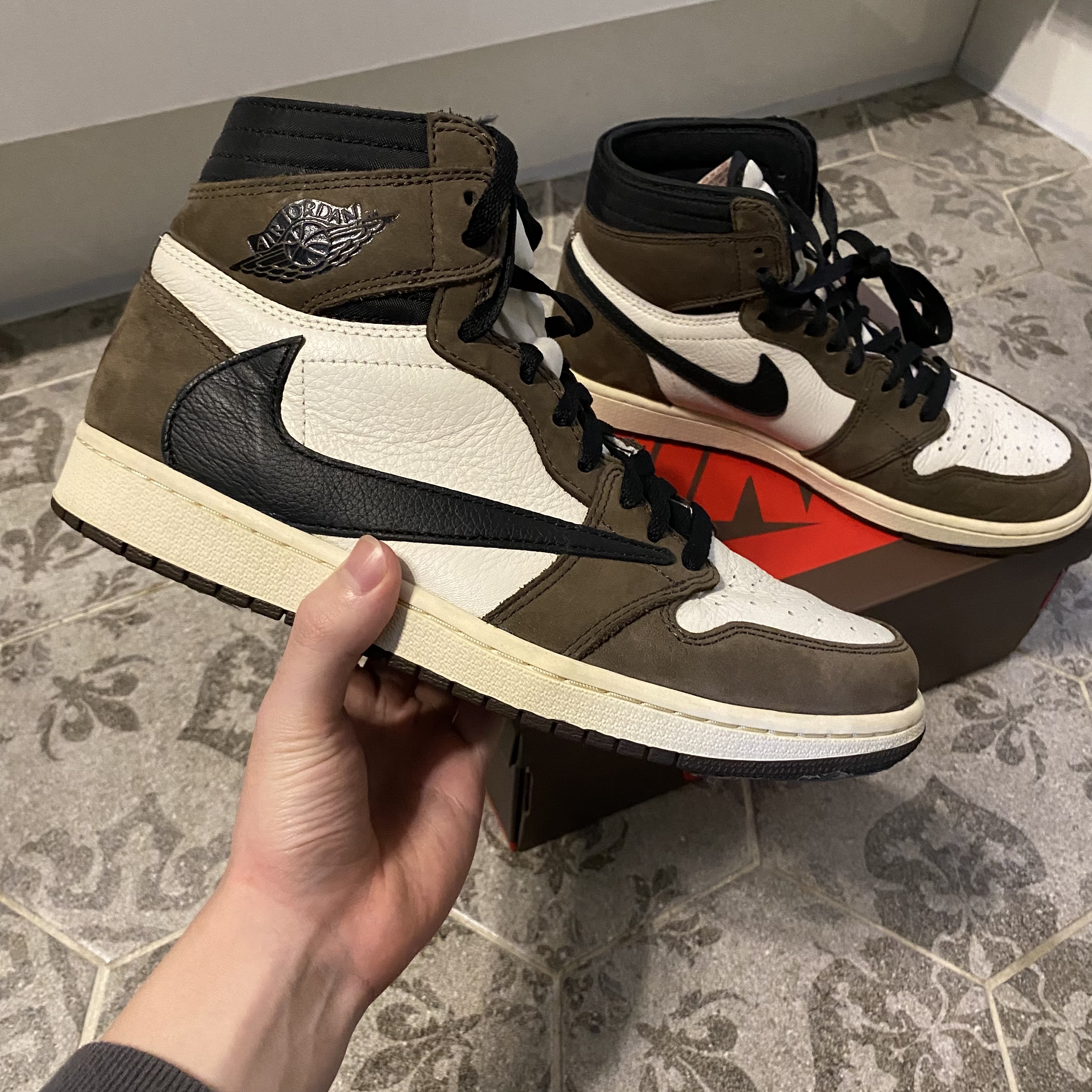 Jordan 1 x Travis Scott Retro High OG SP Mocha 착용 스타일 - 1