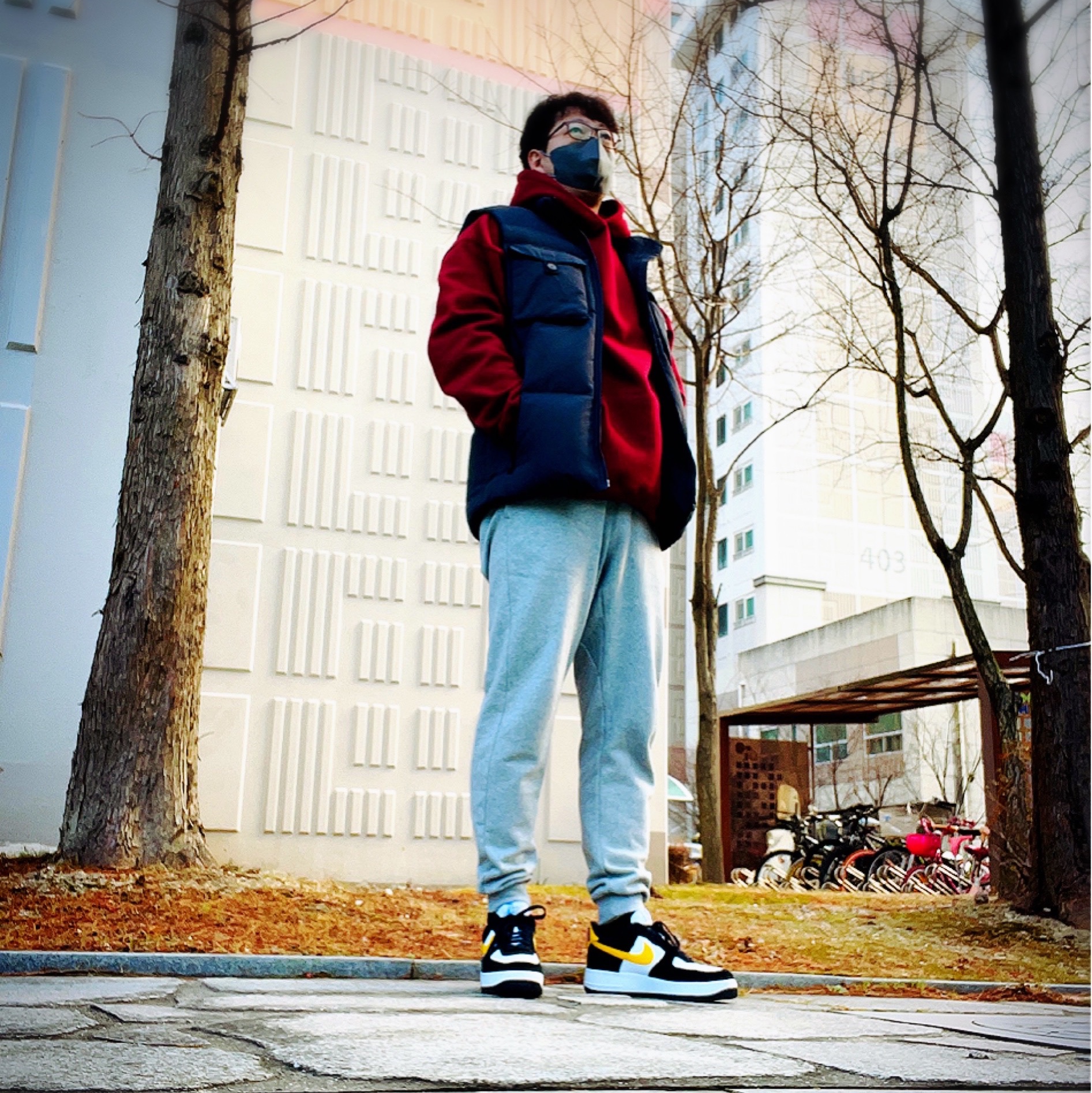 Nike Air Force 1 '07 LV8 Athletic Club Black Dark Sulfur 착용 스타일 - 1