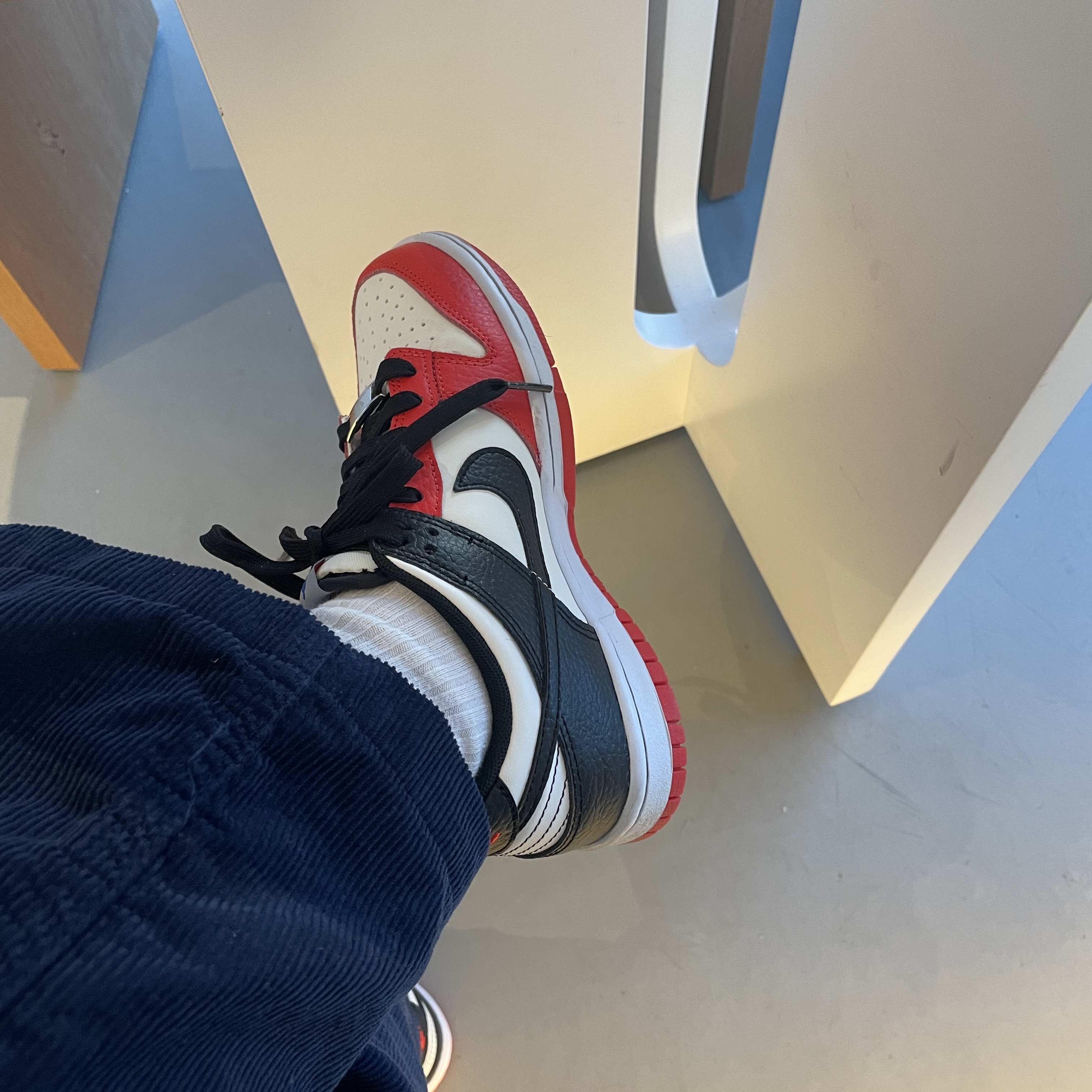 (GS) Nike x NBA Dunk Low Black and Chile Red 착용 스타일 - 2