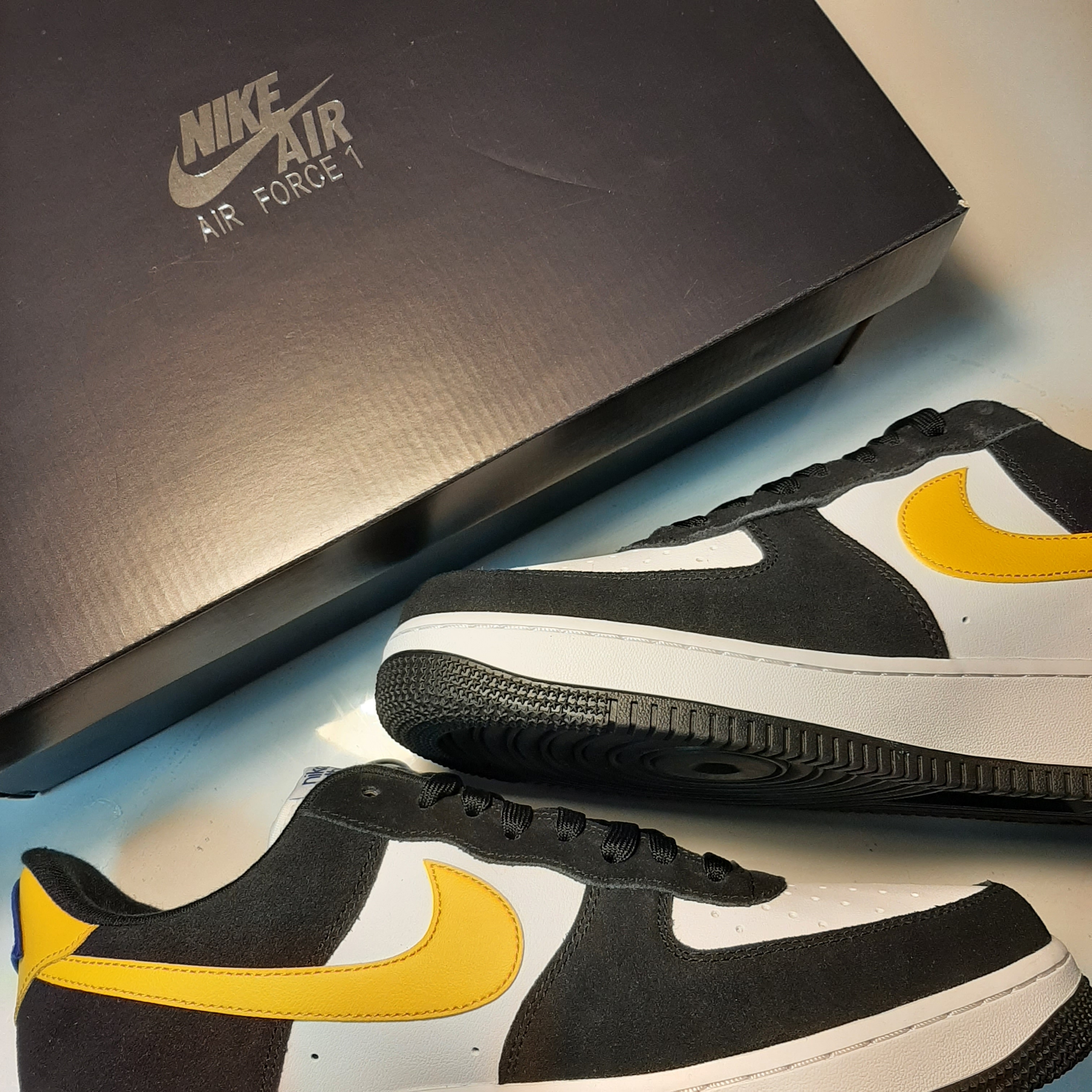 Nike Air Force 1 '07 LV8 Athletic Club Black Dark Sulfur 착용 스타일