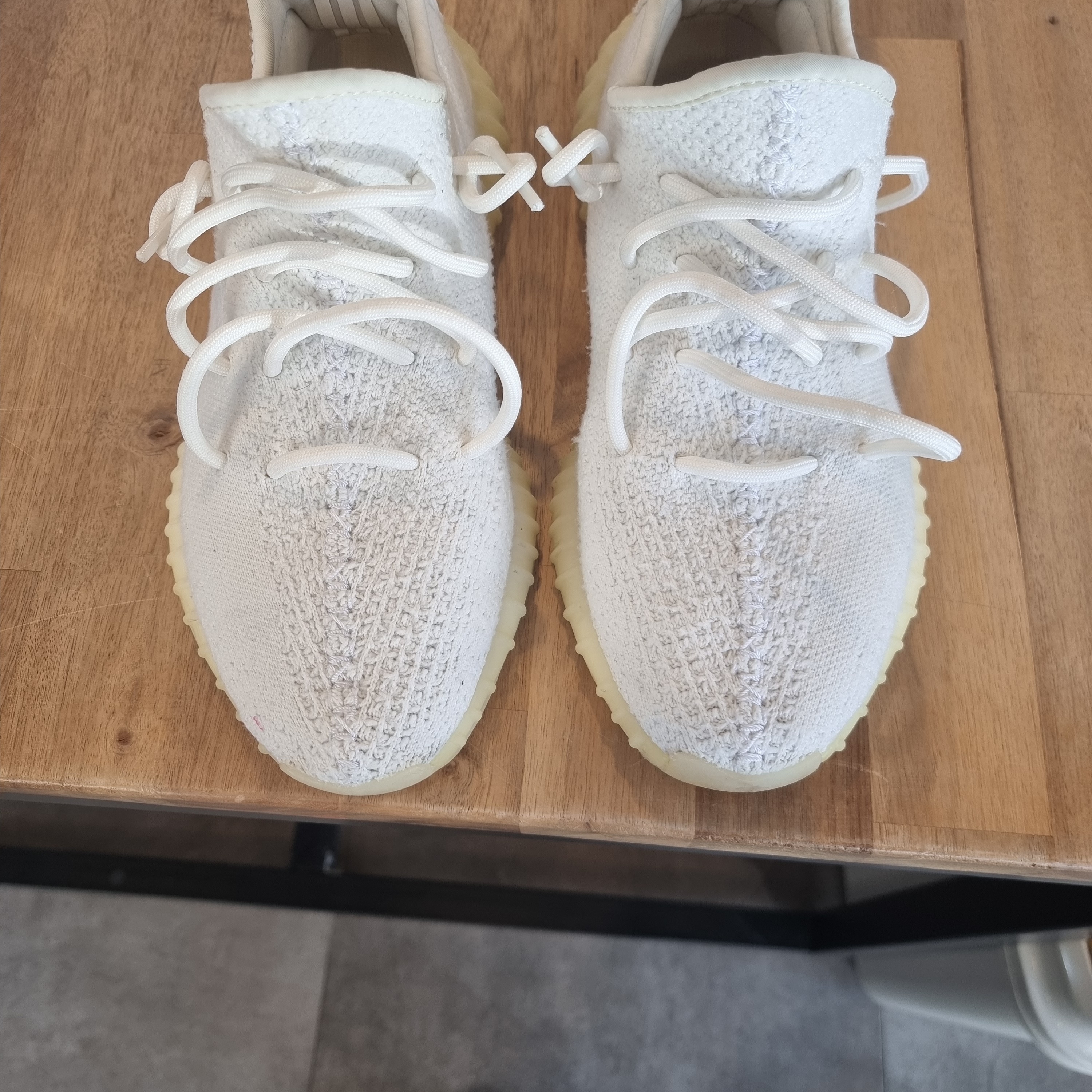Adidas Yeezy Boost 350 V2 Cream/Triple White 착용 스타일 - 1