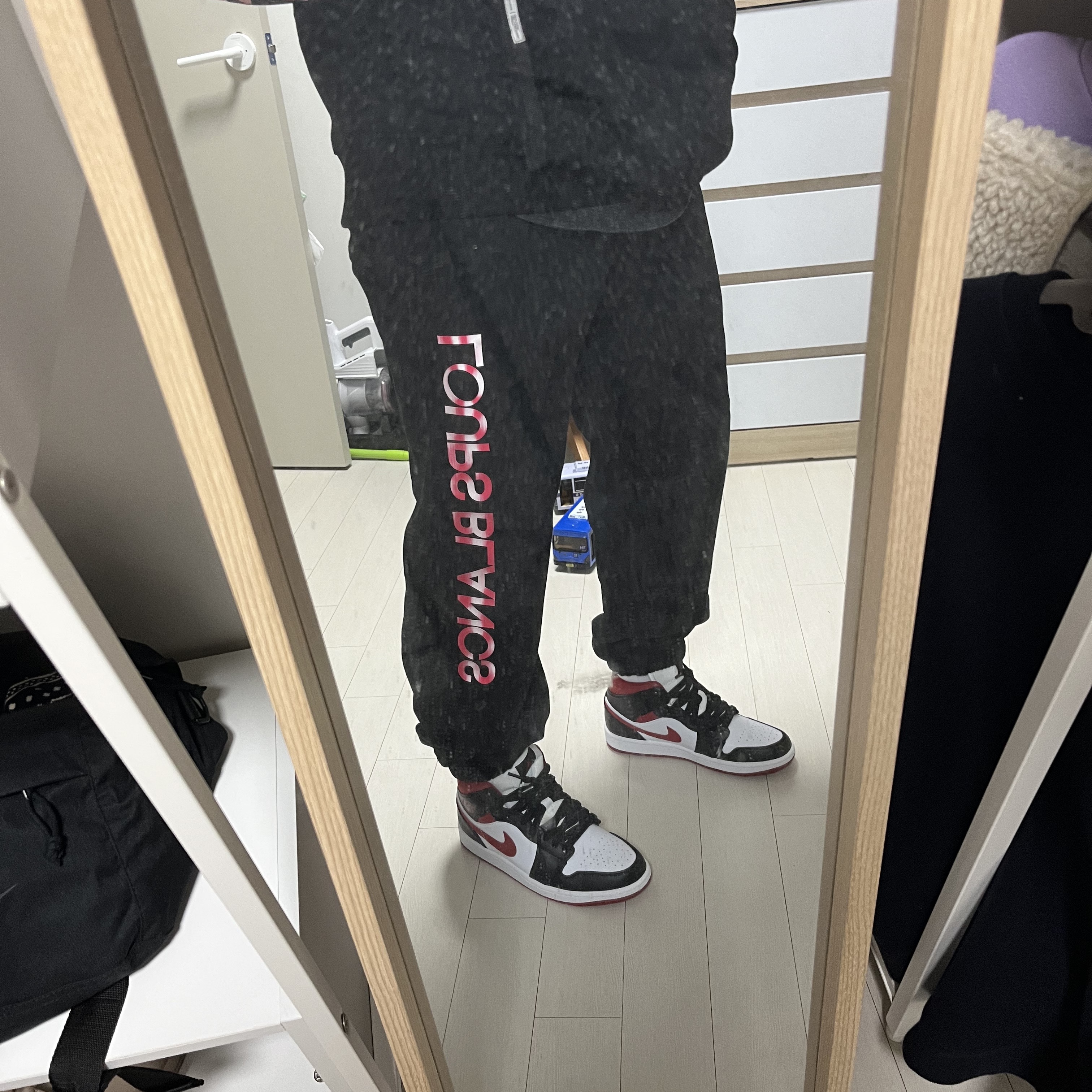 Jordan 1 Mid Gym Red Black White 착용 스타일 - 2