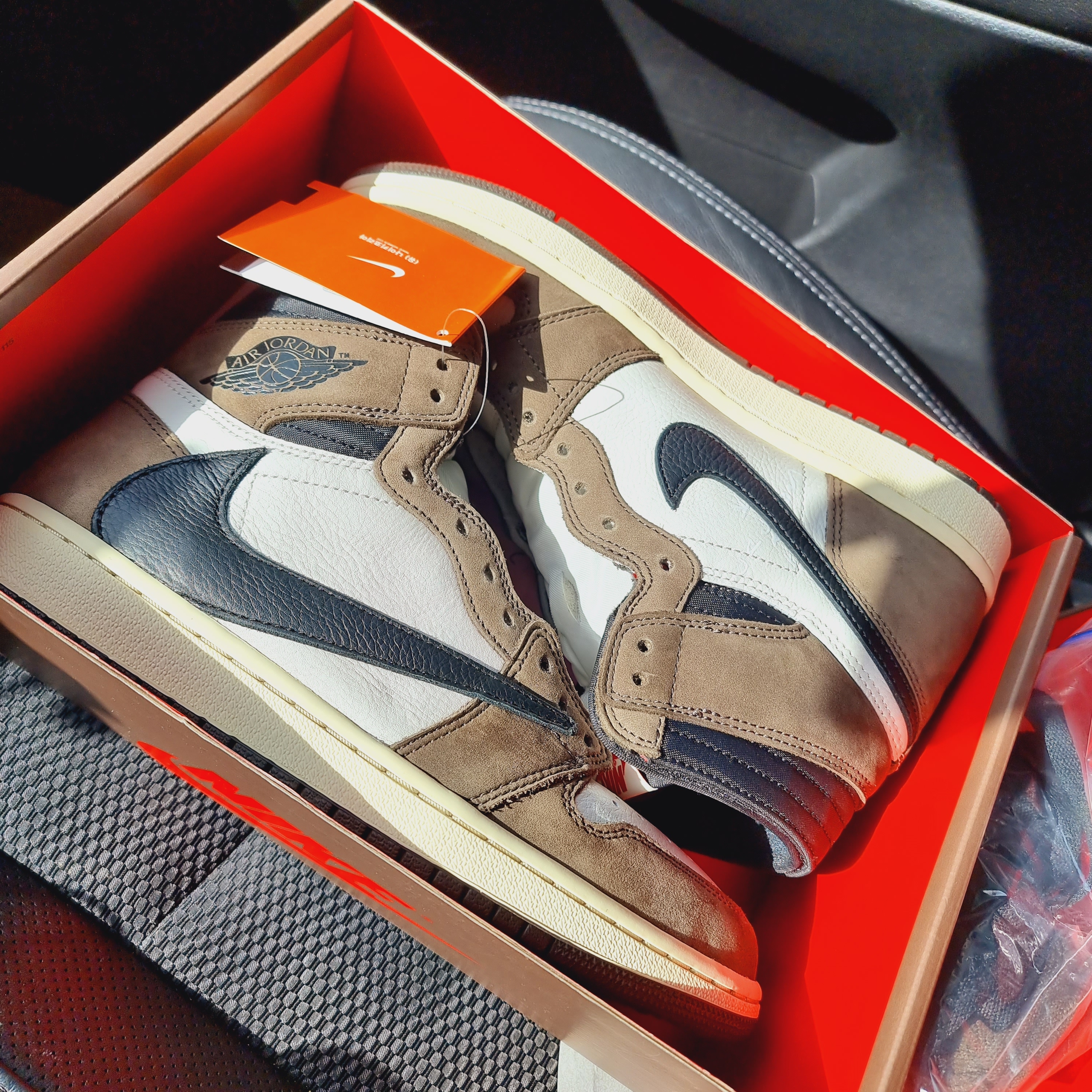 Jordan 1 x Travis Scott Retro High OG SP Mocha 착용 스타일 - 2