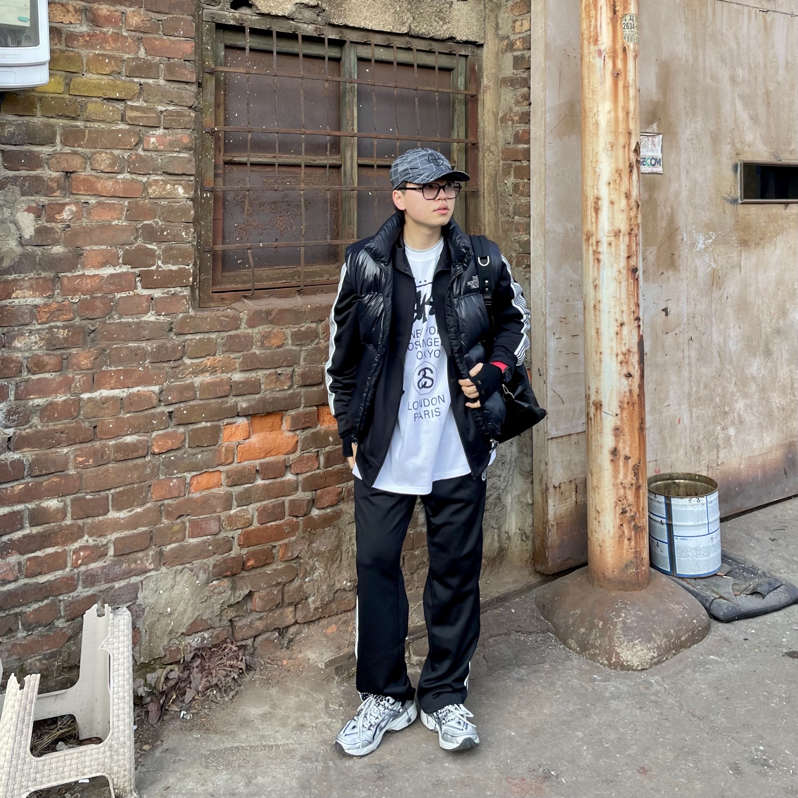 Asics x Andersson Bell Gel-1090 Glacier Grey Silver, Stussy World Tour LS T-Shirt White 착용 스타일 - 2