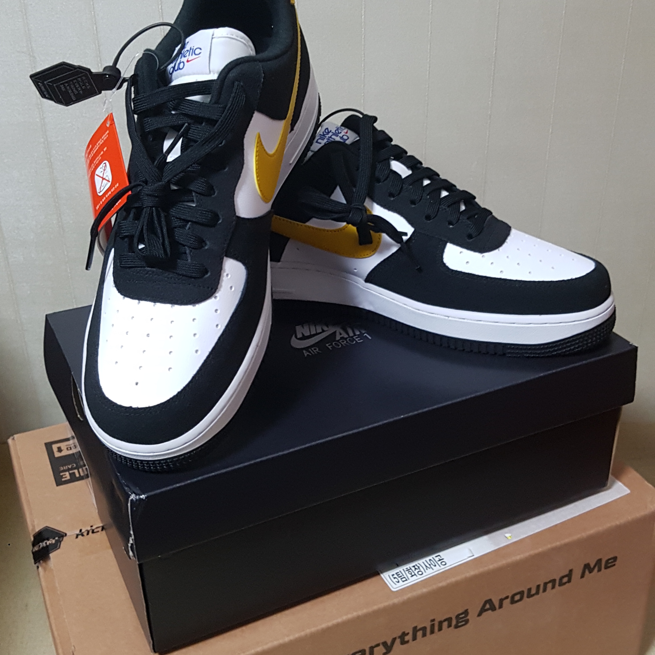Nike Air Force 1 '07 LV8 Athletic Club Black Dark Sulfur 착용 스타일 - 2