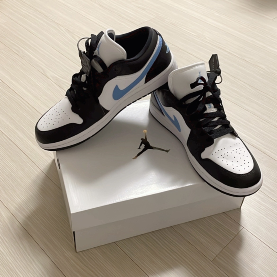 (W) Jordan 1 Low Black University Blue 착용 스타일
