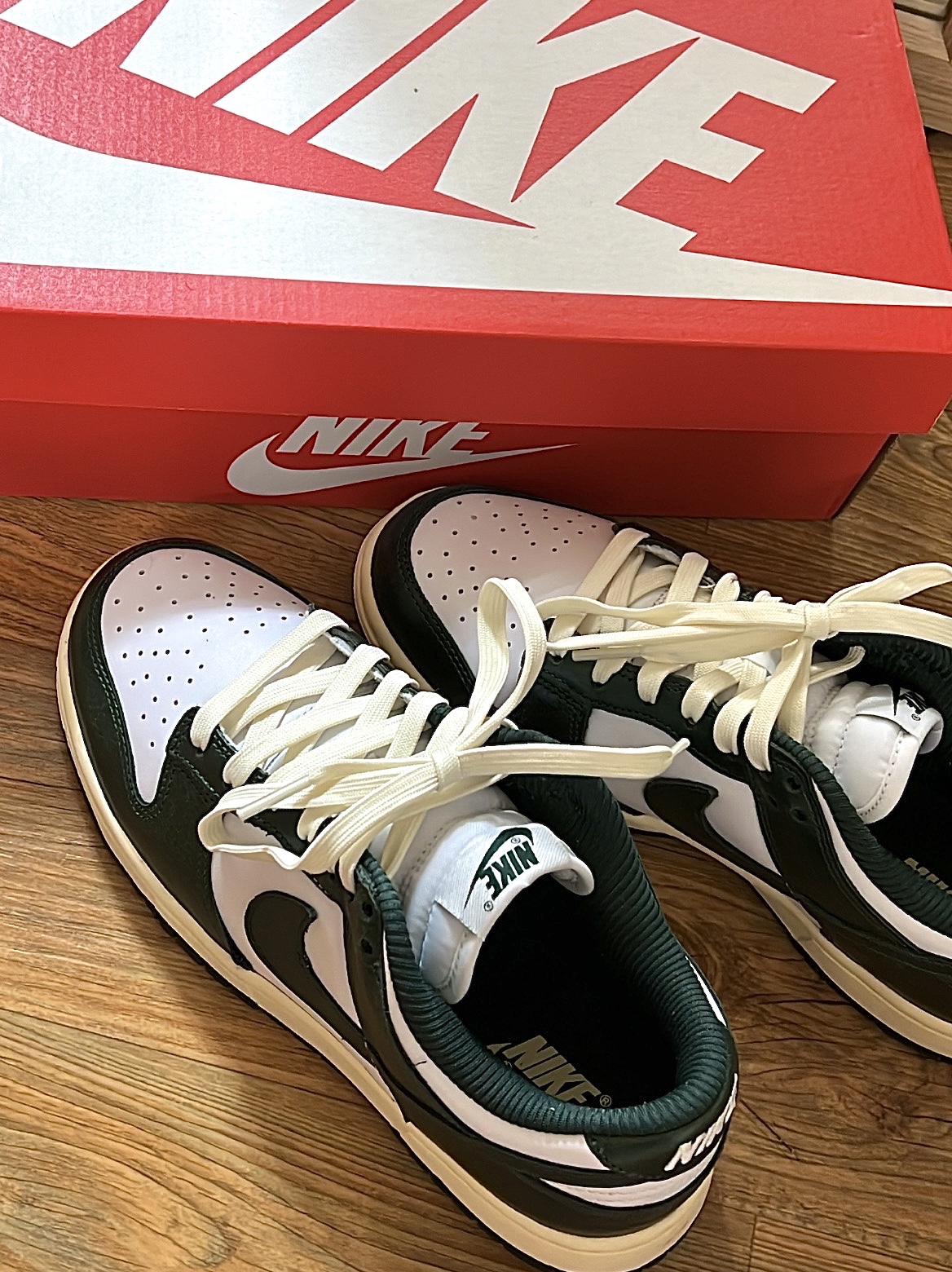 (W) Nike Dunk Low Vintage Green 착용 스타일 - 1