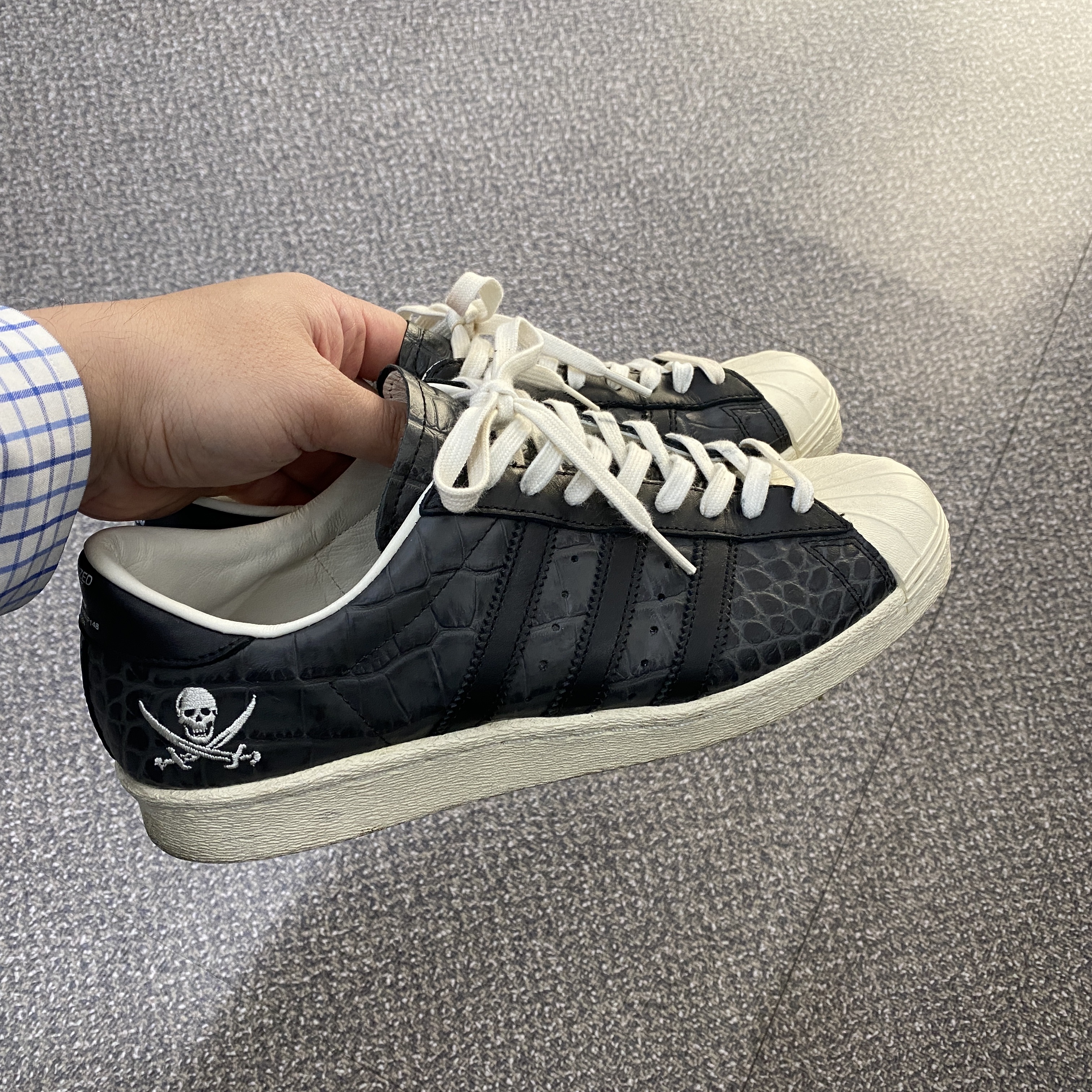 Adidas x Neighborhood Superstar 80s Core Black 착용 스타일