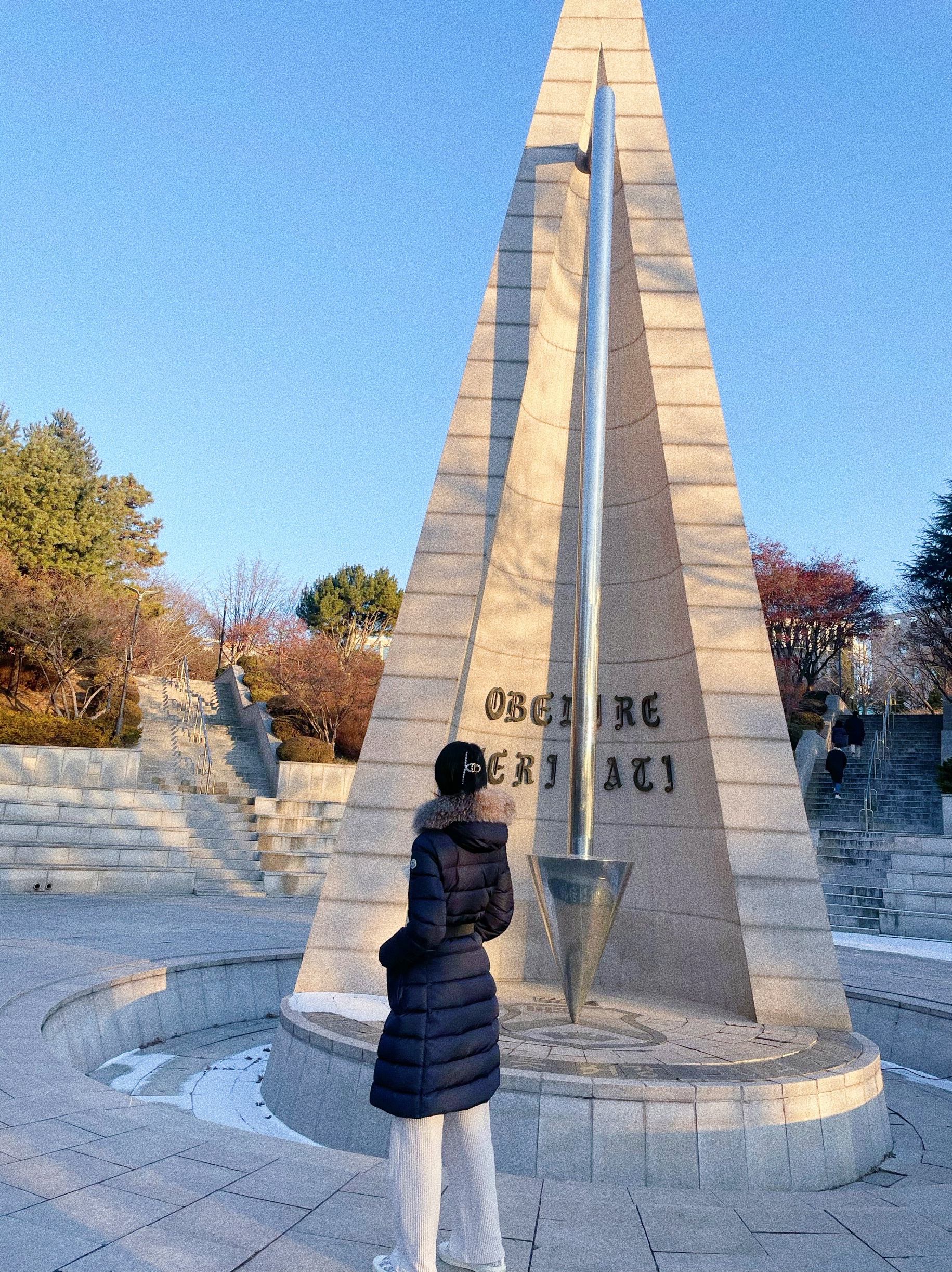 Dior B23 Low Dior Oblique White & Black, (W) Moncler Khloe Long Down Jacket Black - 21FW 착용 스타일 - 2