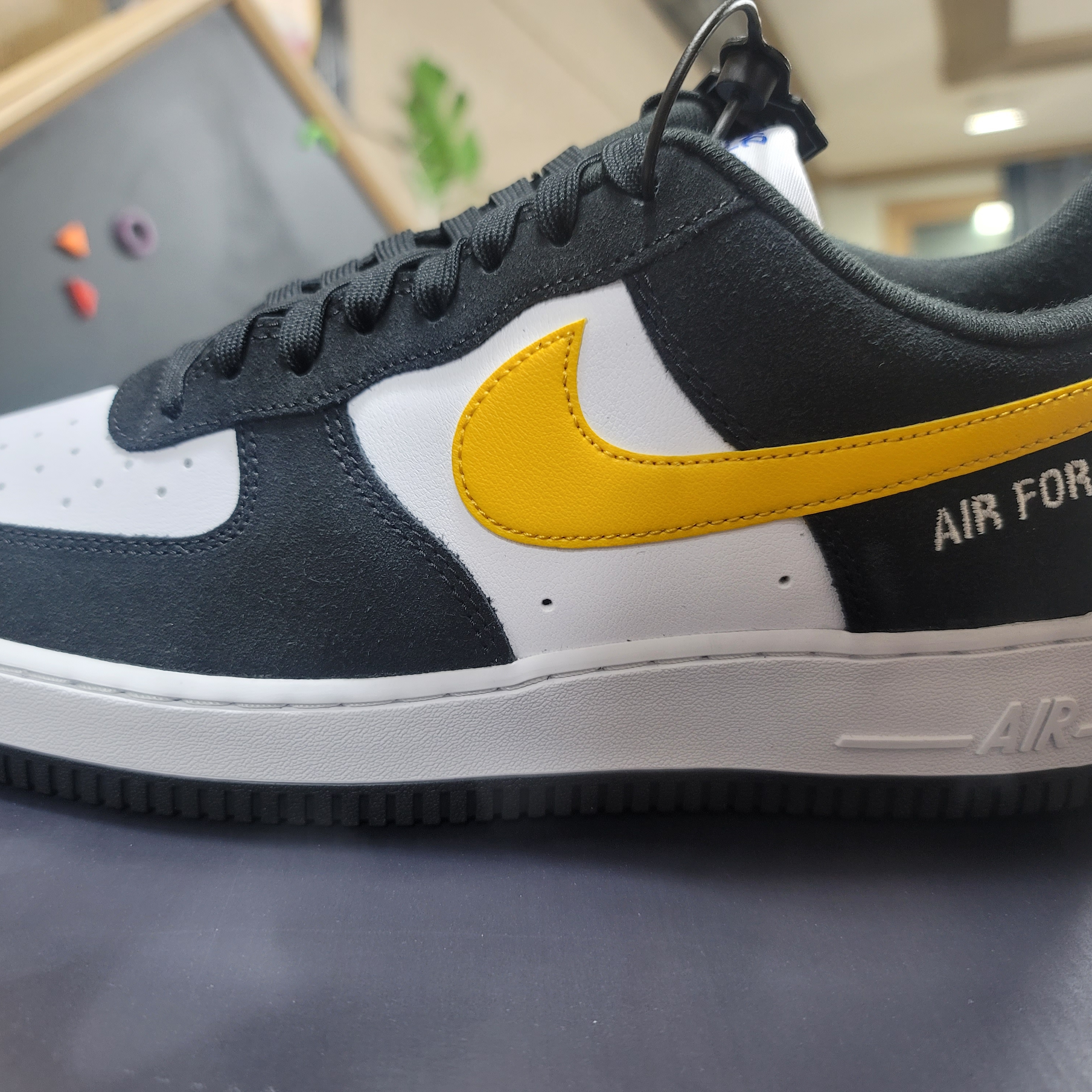 Nike Air Force 1 '07 LV8 Athletic Club Black Dark Sulfur 착용 스타일
