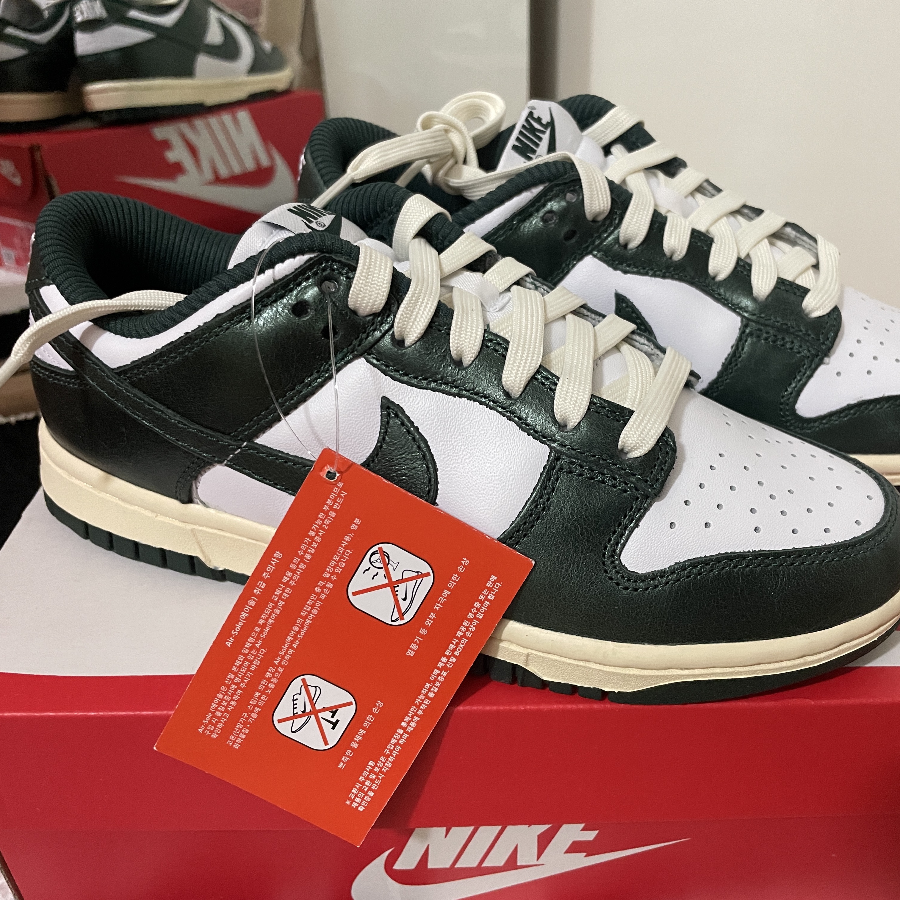 (W) Nike Dunk Low Vintage Green 착용 스타일 - 2