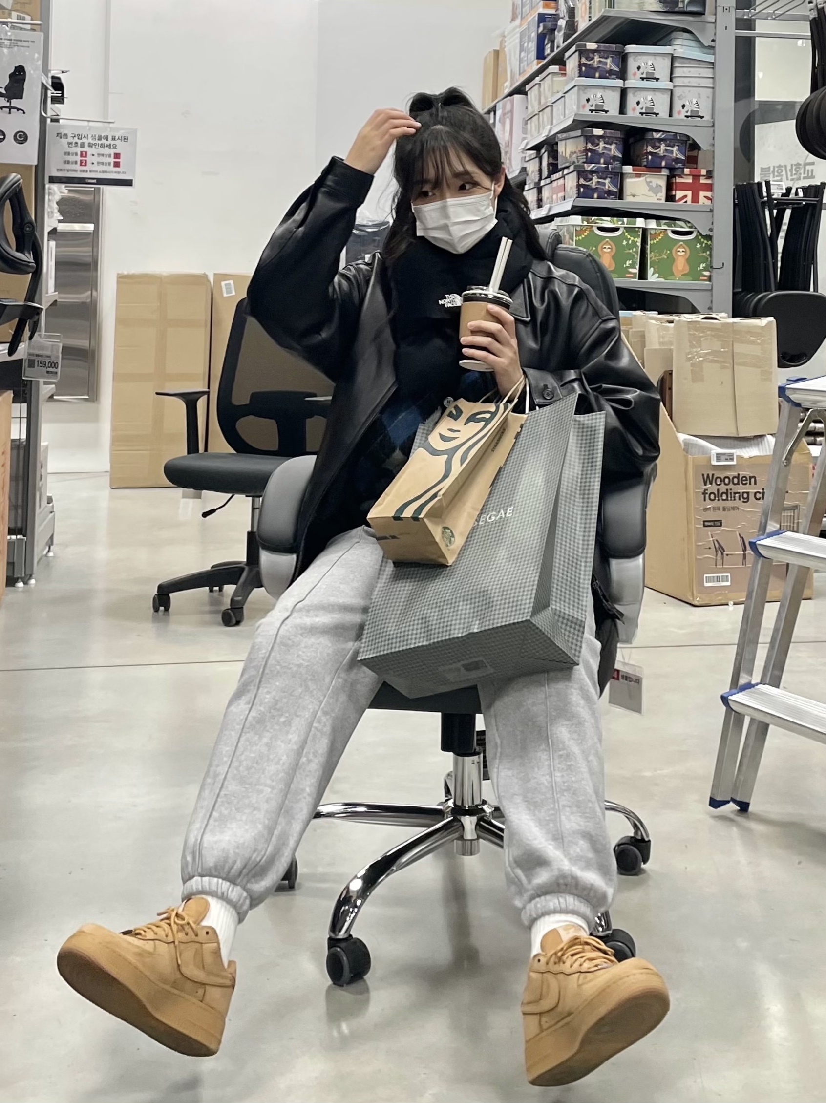 Nike x Supreme Air Force 1 Low Flax, The North Face White Label T-Ball Muffler Black 착용 스타일 - 2