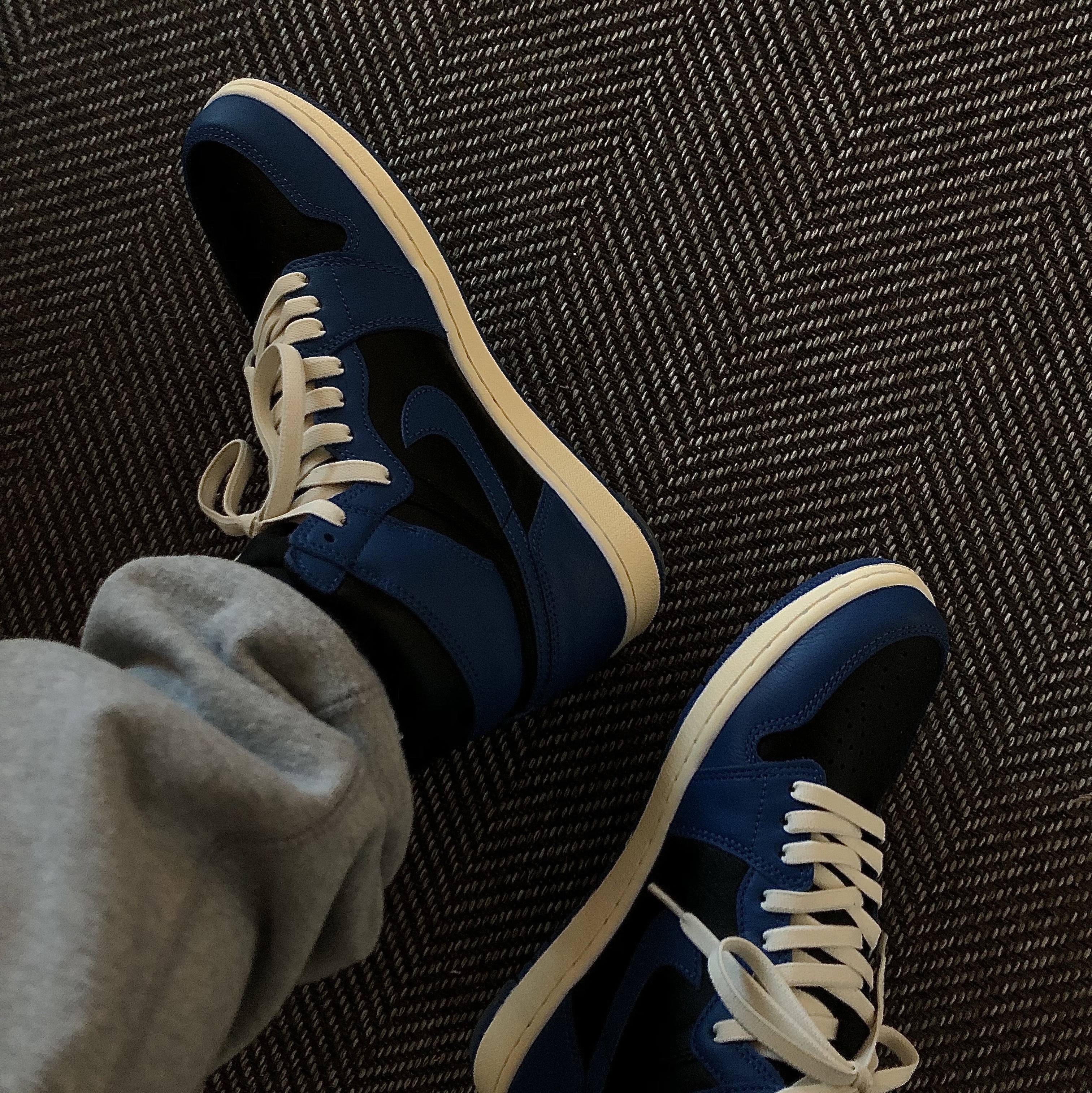 Jordan 1 Retro High OG Dark Marina Blue 착용 스타일 - 1