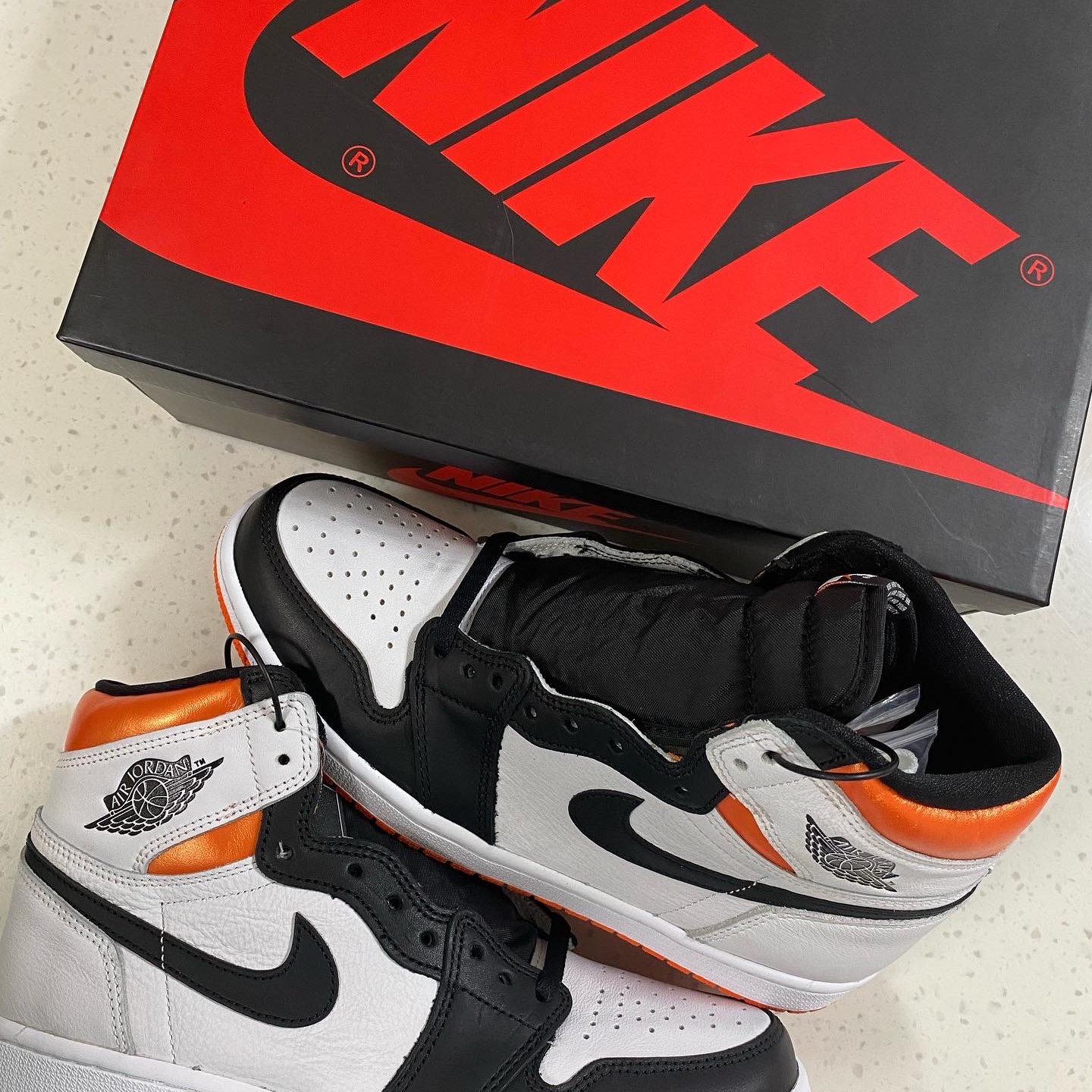 Jordan 1 Retro High OG Electro Orange 착용 스타일 - 3