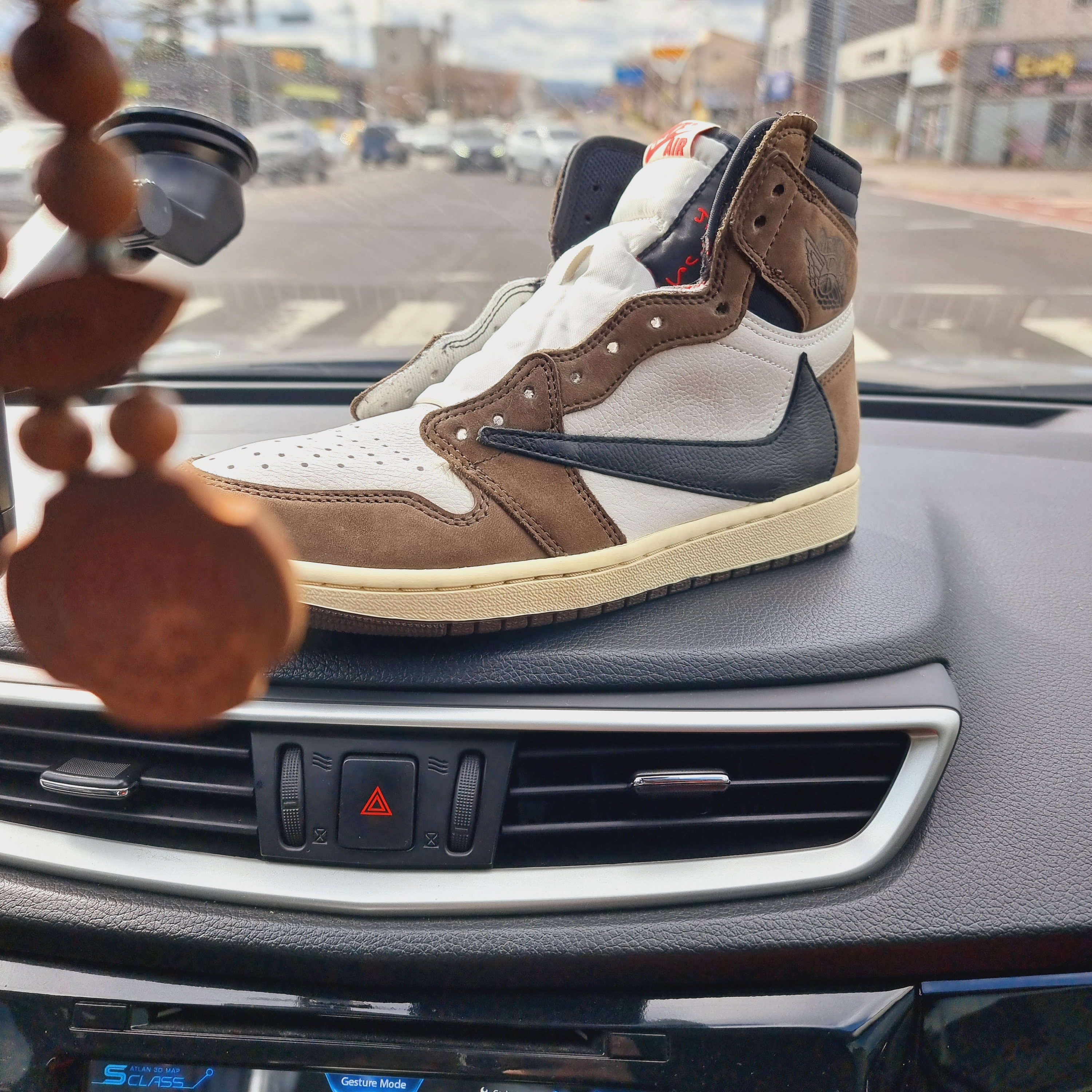Jordan 1 x Travis Scott Retro High OG SP Mocha 착용 스타일 - 1