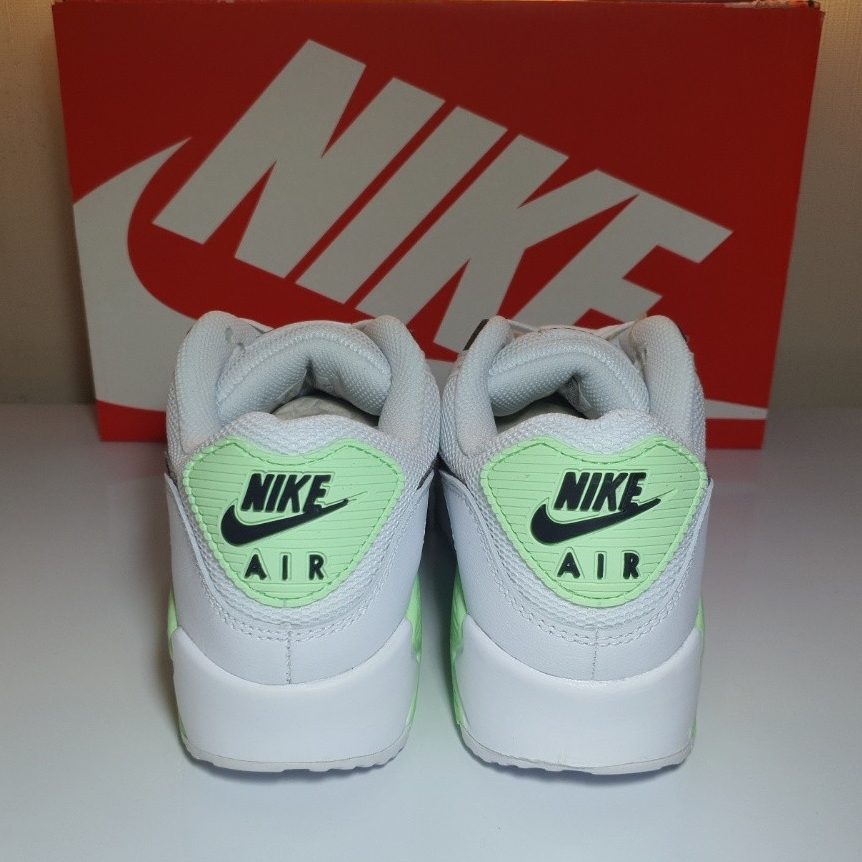 (W) Nike Air Max 90 White Vapor Green Black 착용 스타일 - 2