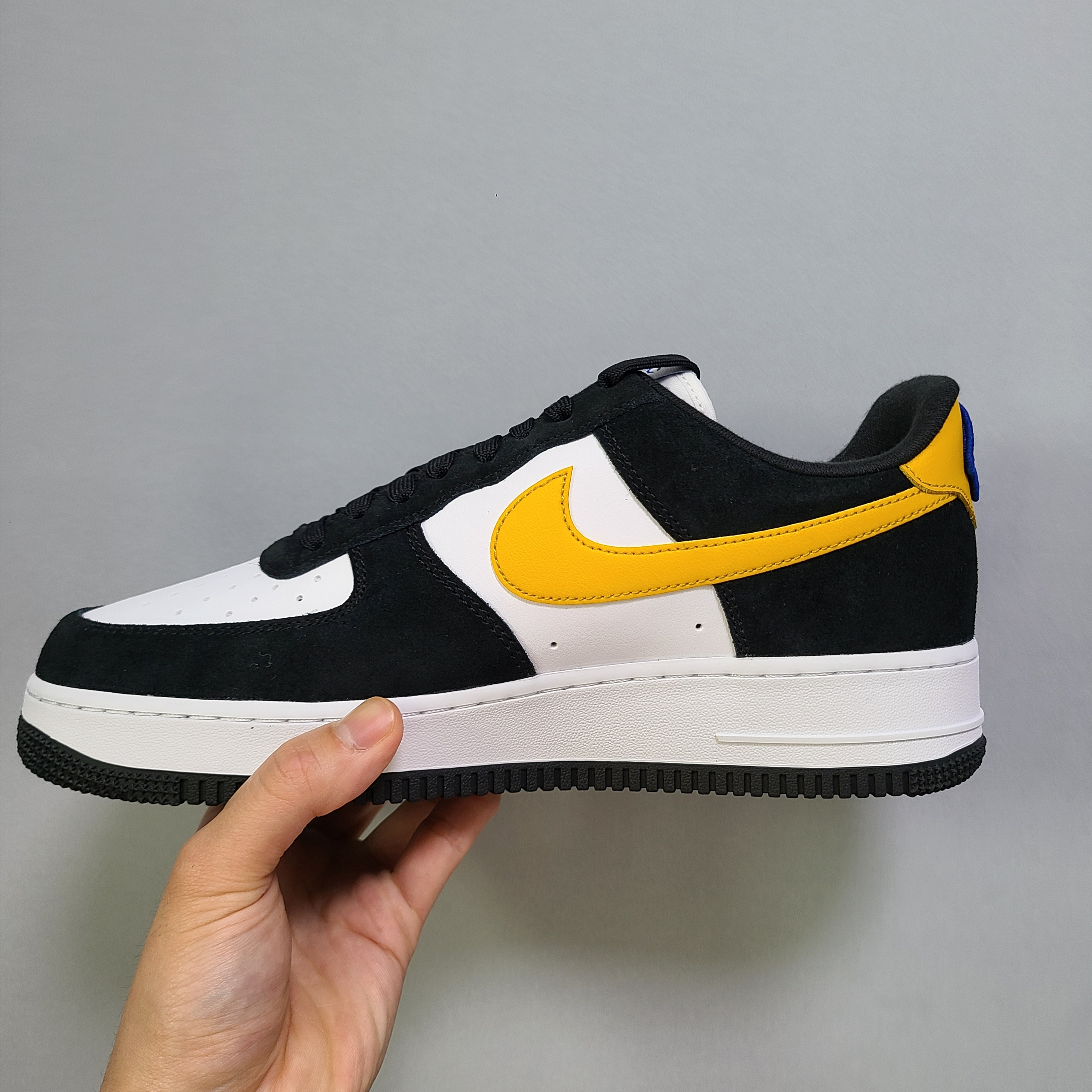Nike Air Force 1 '07 LV8 Athletic Club Black Dark Sulfur 착용 스타일
