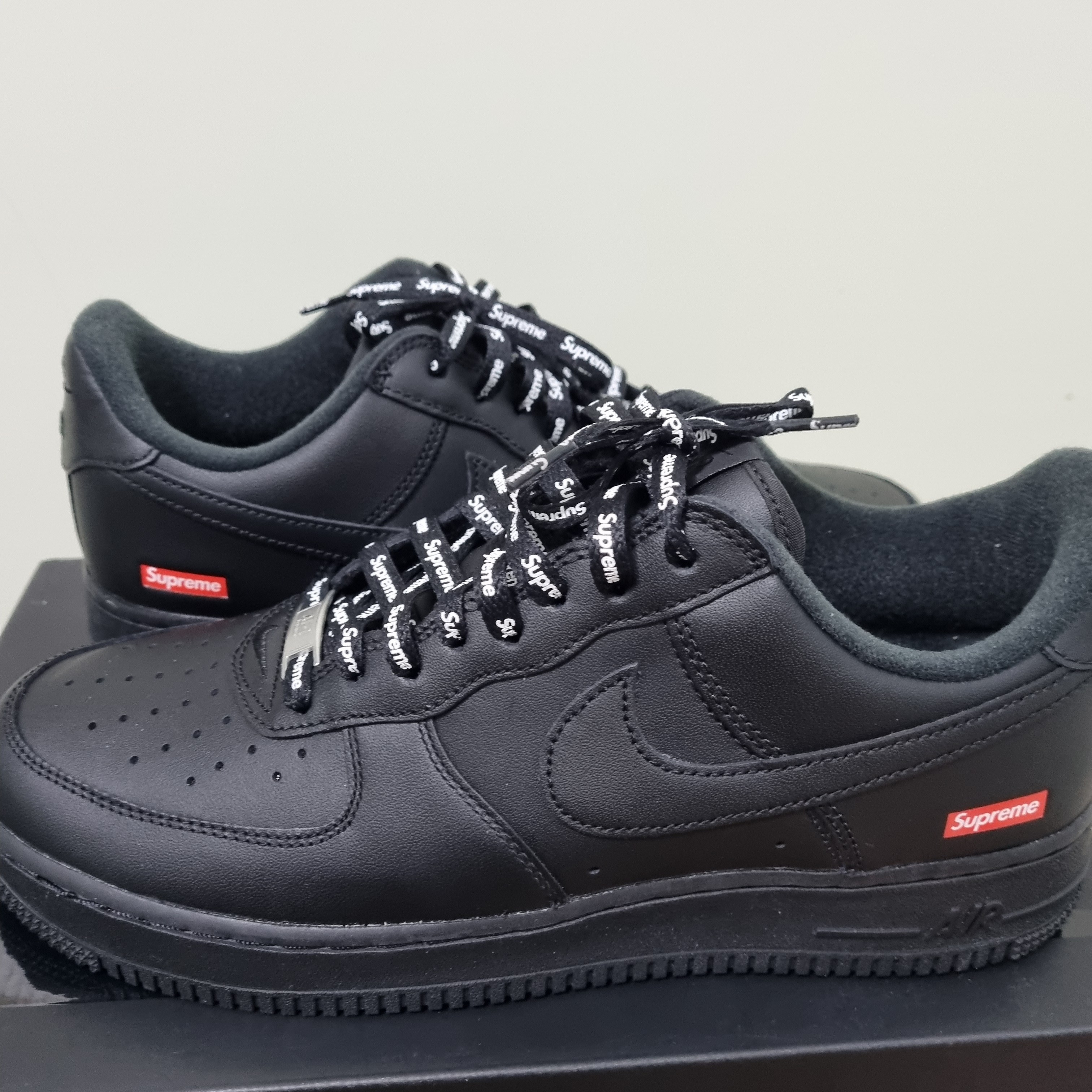 Nike x Supreme Air Force 1 Low Black 착용 스타일