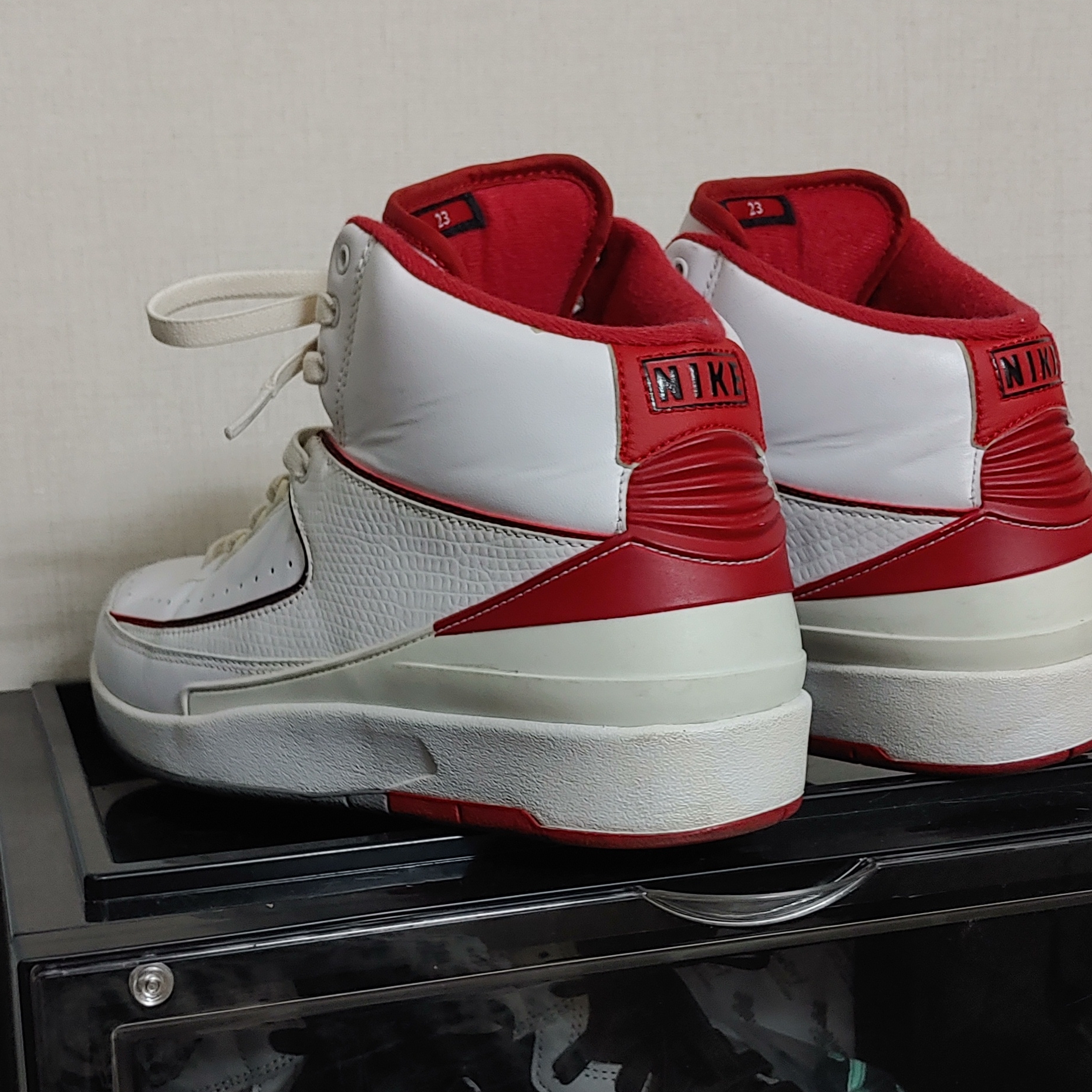 Jordan 2 Retro White Red 2014, Jordan 2 x Off-White Retro Low SP White and Varsity Red 착용 스타일 - 2