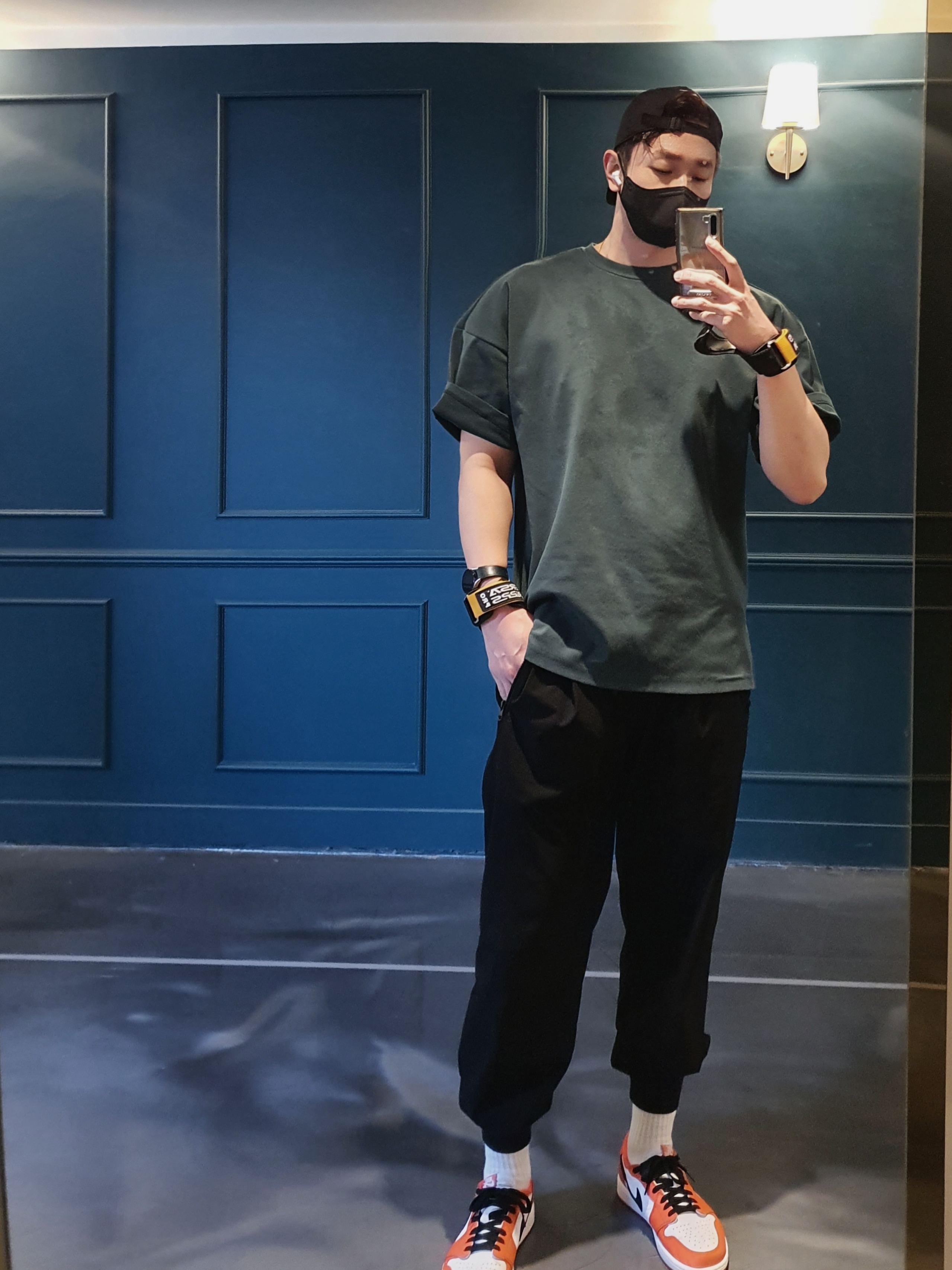 Jordan 1 Low OG Starfish, Stone Island 40223 Garment Dyed Crinkle Reps Down Jacket Black - 21FW 착용 스타일 - 2