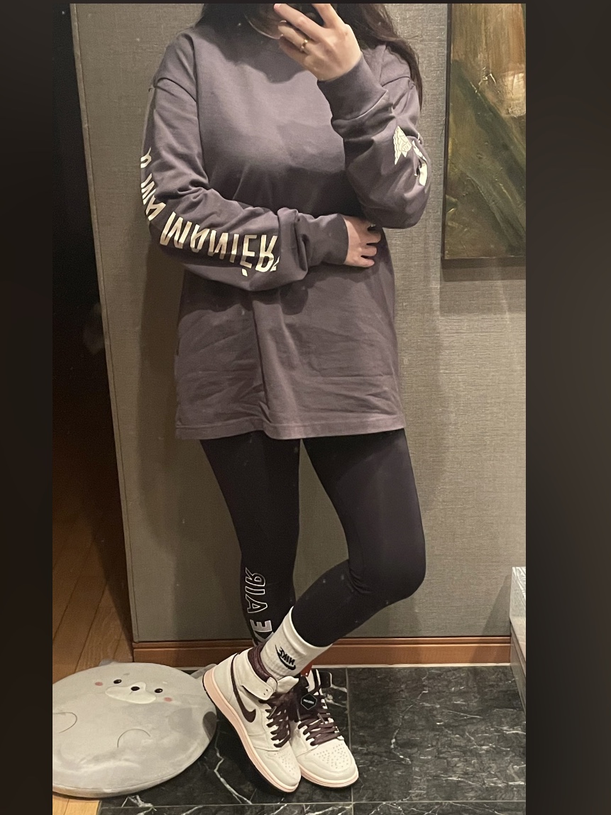Jordan x A Ma Maniere L/S T-Shirt Midnight Fog - Asia, Jordan 1 x A Ma Maniere Retro High OG SP Sail and Burgundy 착용 스타일 - 1
