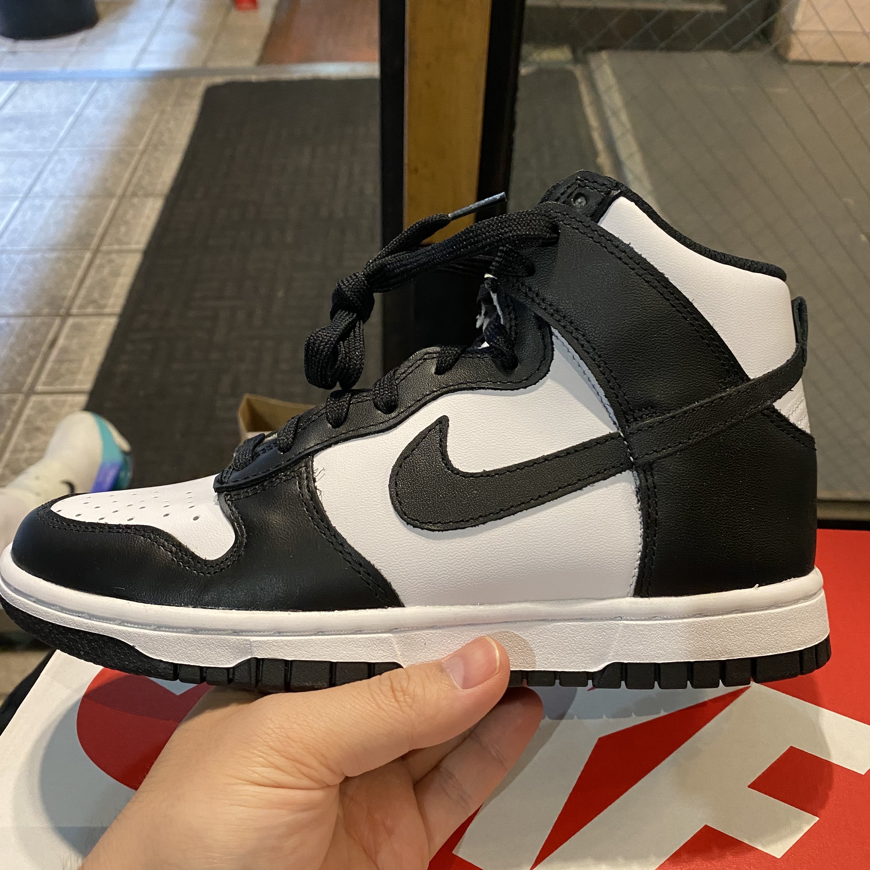 (W) Nike Dunk High Black and White 착용 스타일