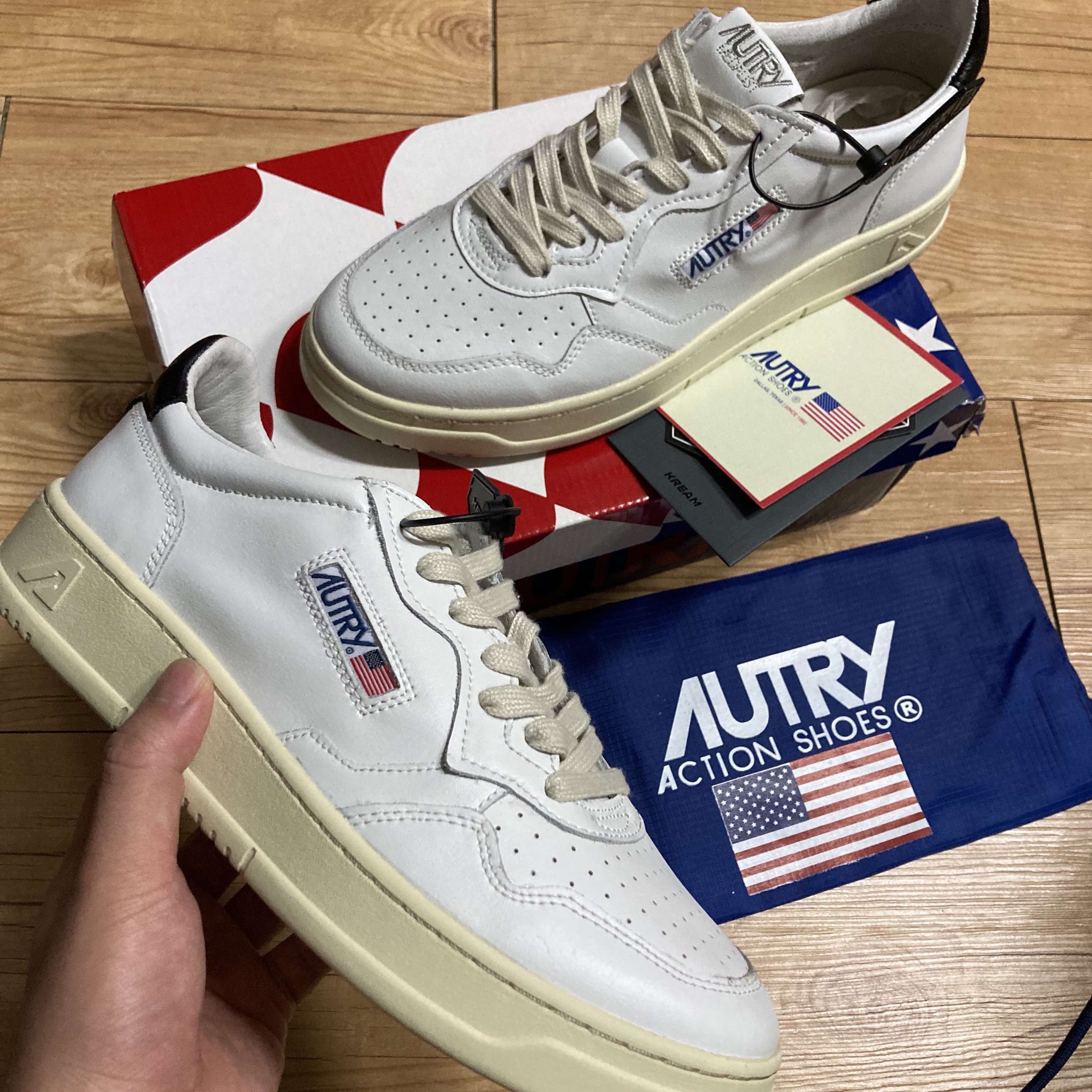 Autry Medalist Low Leather Sneakers White Black 착용 스타일