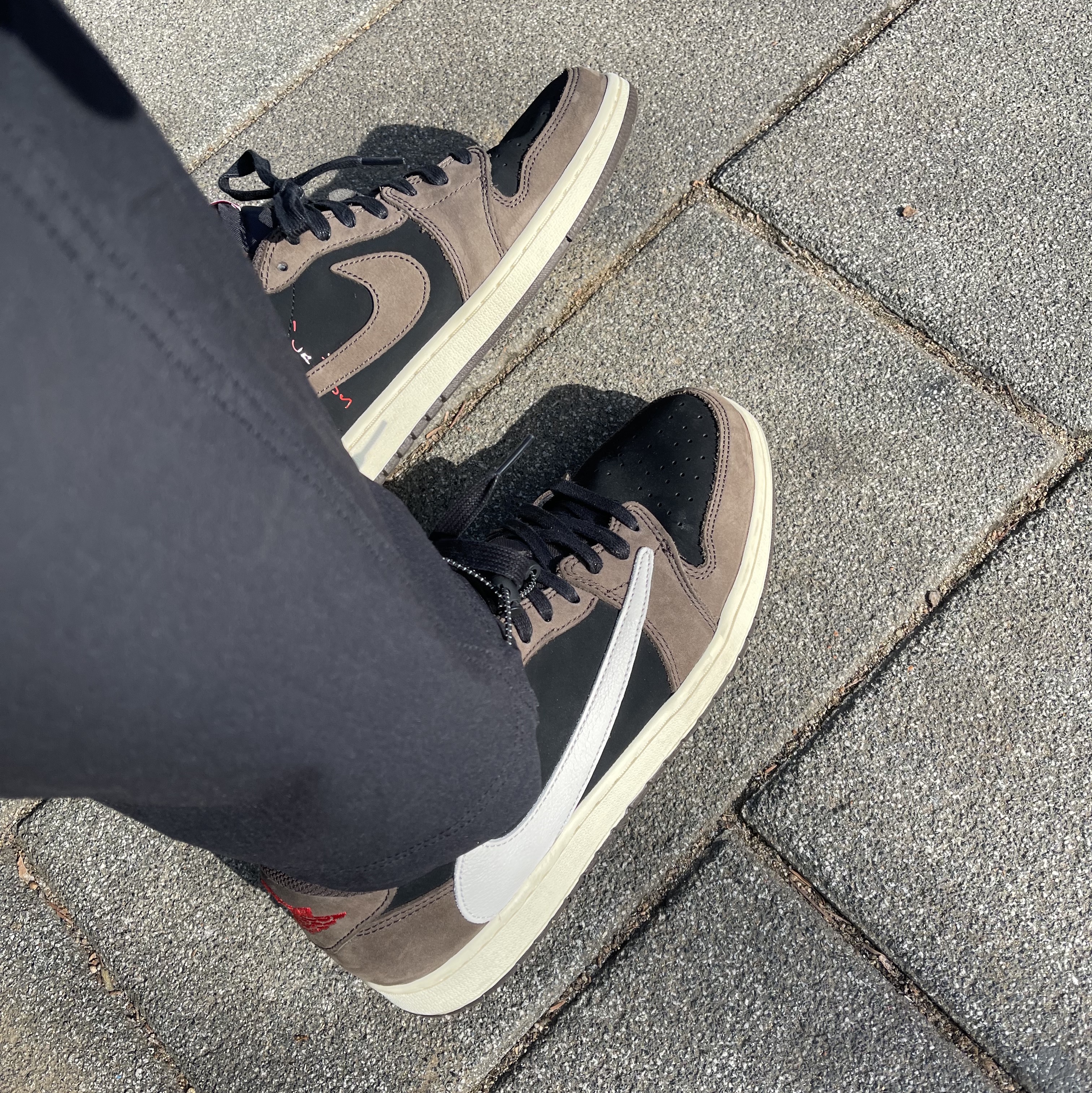 Jordan 1 x Travis Scott Retro Low OG SP Mocha 착용 스타일 - 1