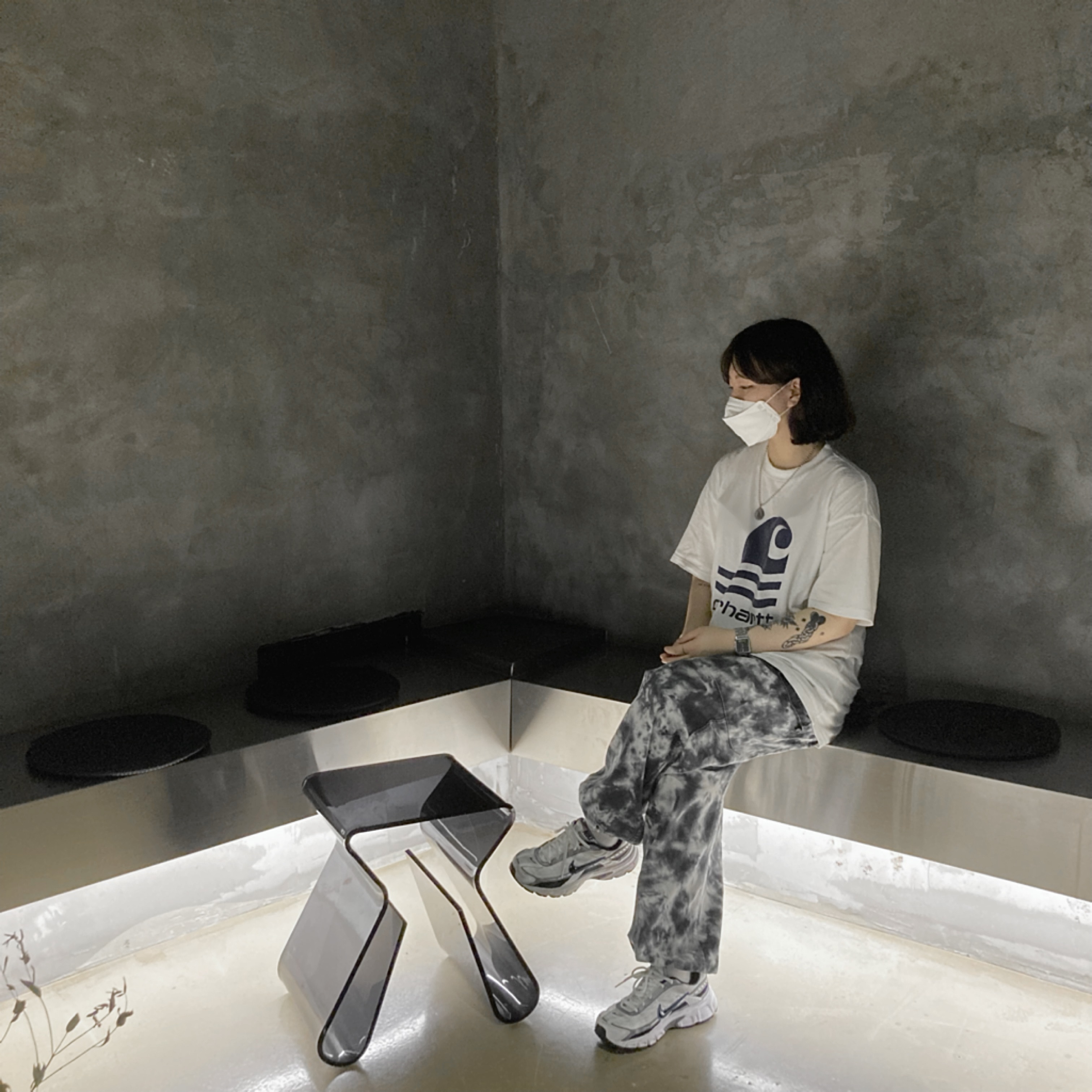Nike Initiator White Obsidian Metallic Cool Grey 착용 스타일