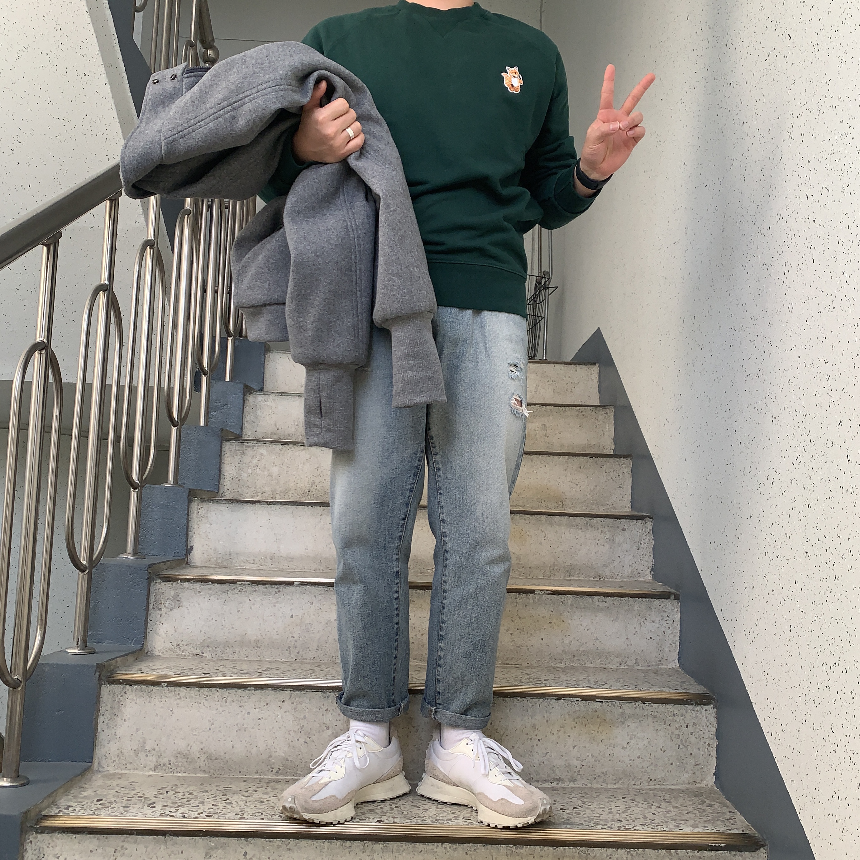 Maison Kitsune All Right Fox Patch Classic Sweatshirt Dark Green, (W) New Balance 327 White Moonbeam 착용 스타일 - 1