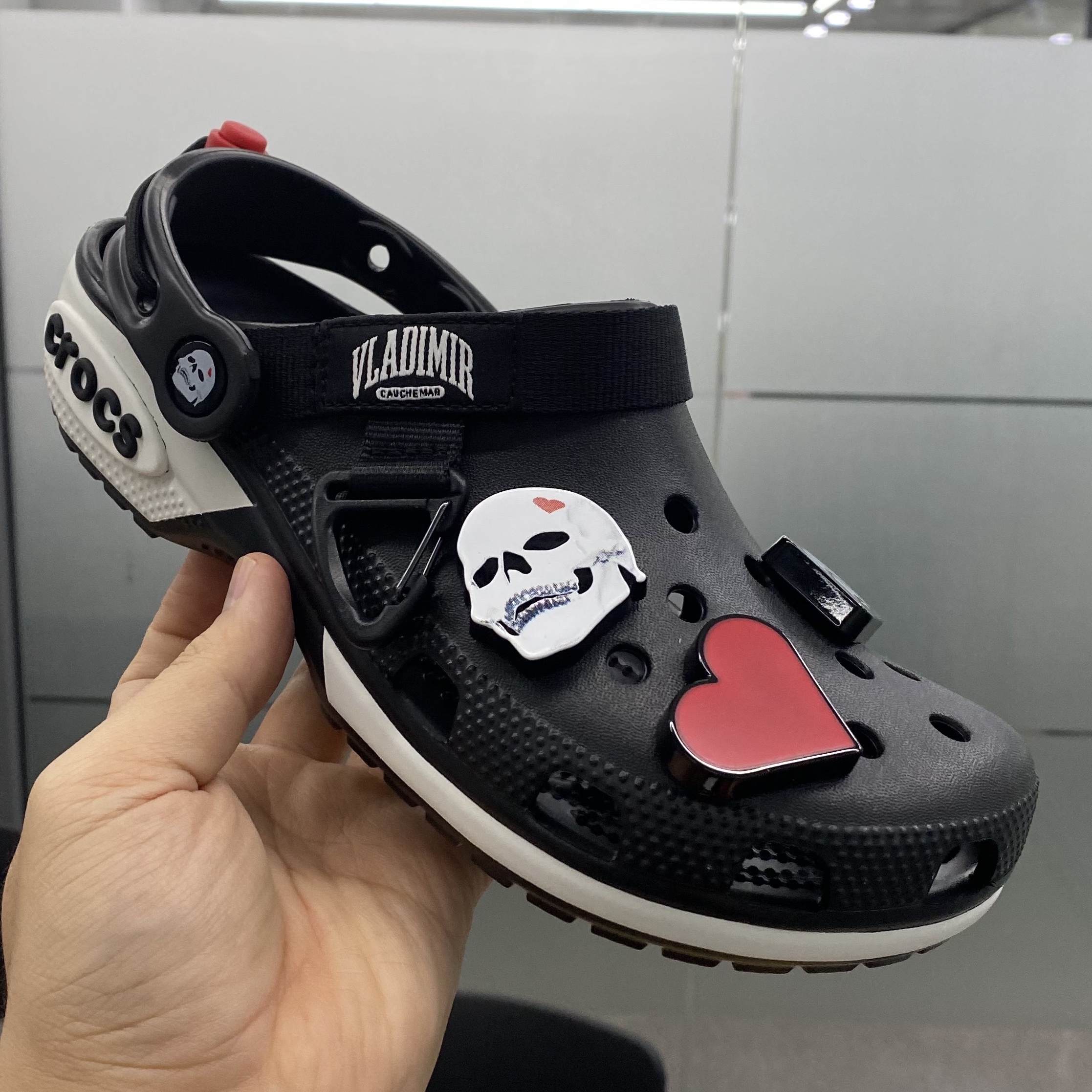 Crocs x Vladimir Cauchemar Design Clog 착용 스타일 - 1