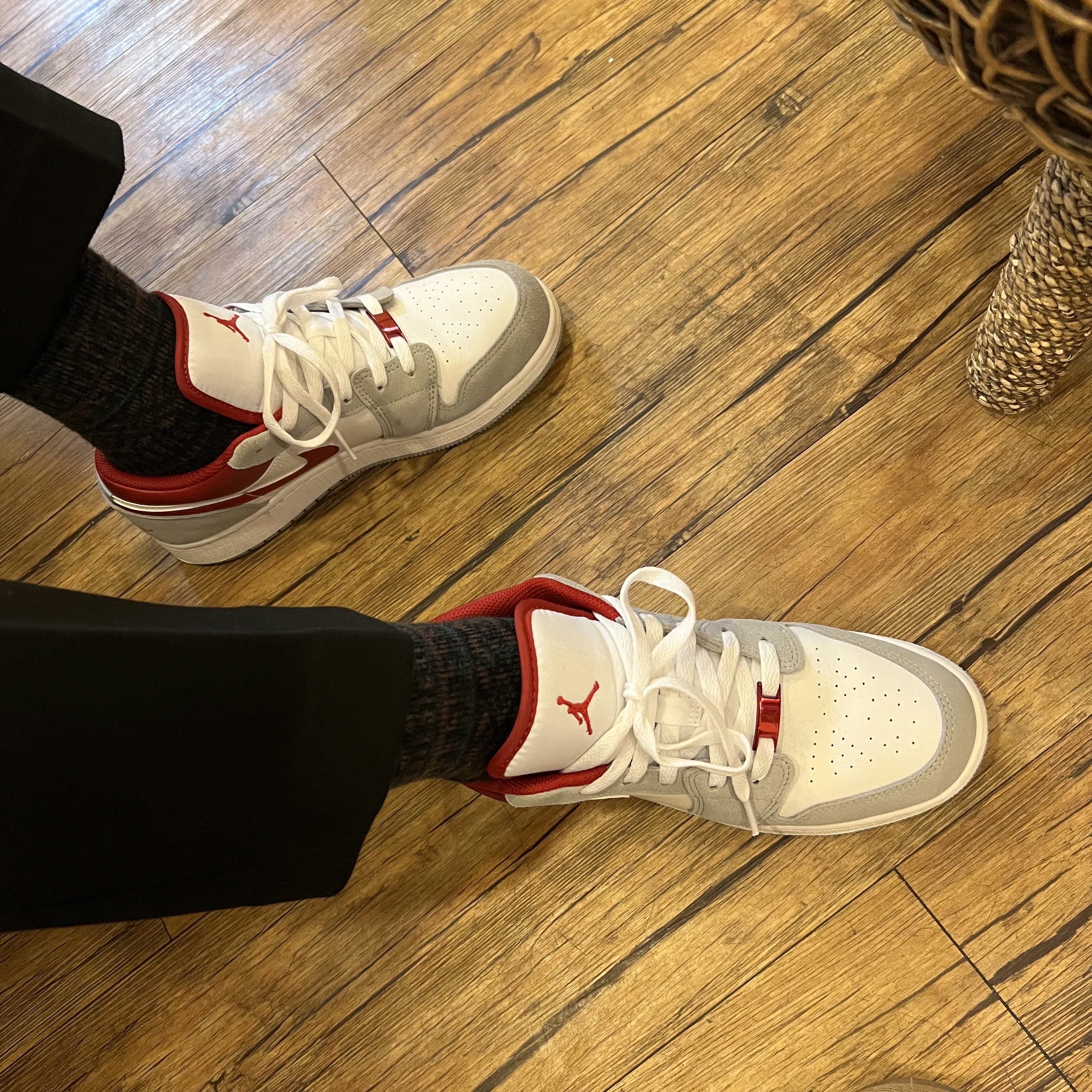 (GS) Jordan 1 Low SE Light Smoke Grey Gym Red 착용 스타일