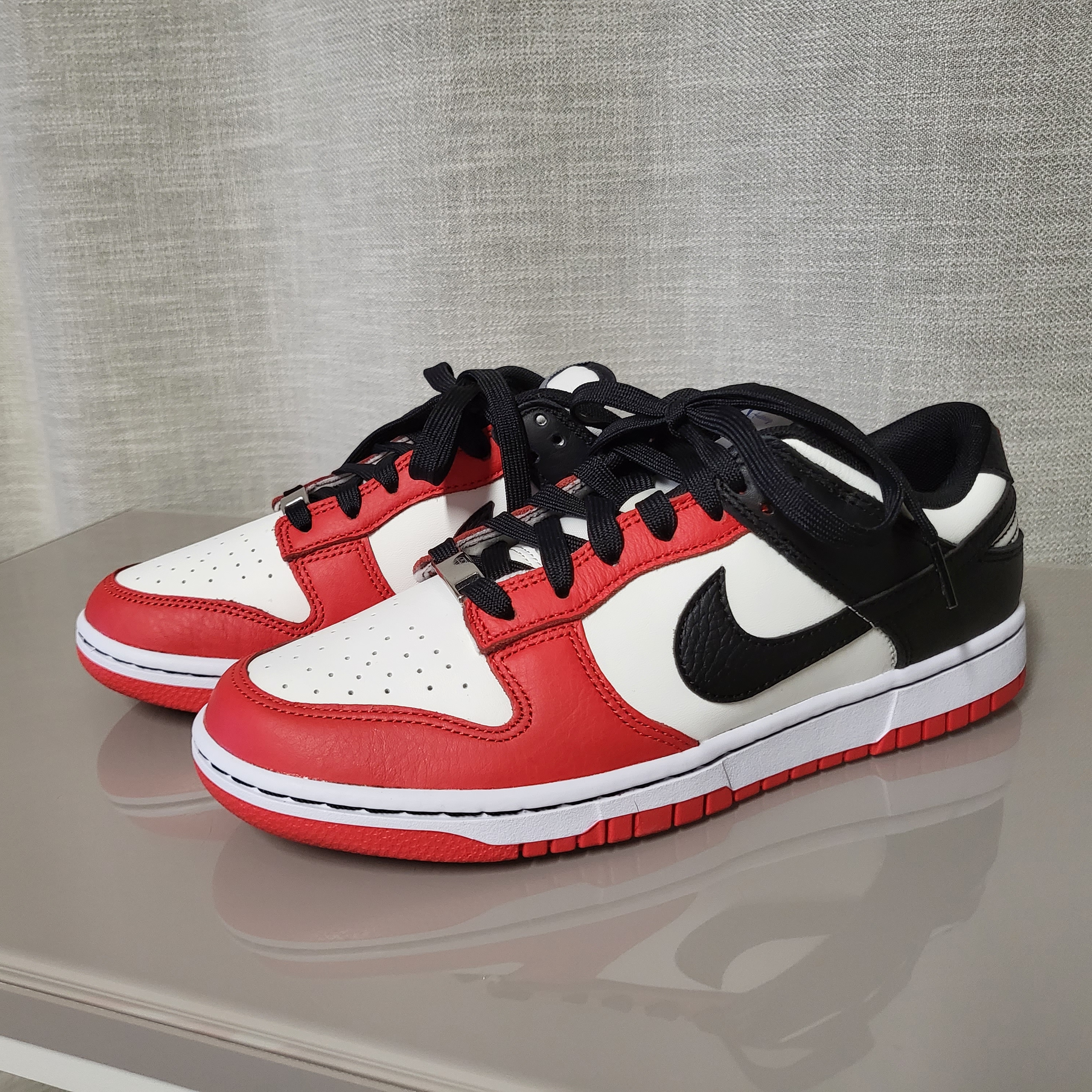 Nike x NBA Dunk Low Retro EMB Black and Chile Red 착용 스타일