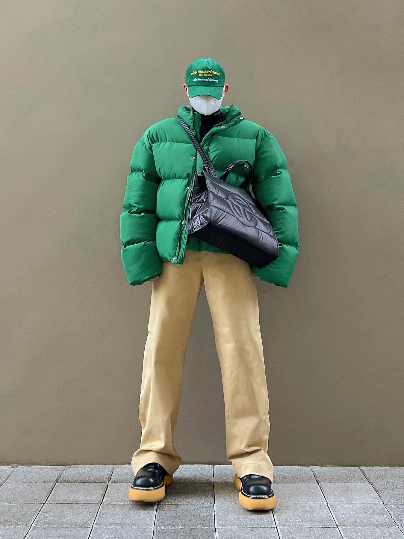Telfar x Moose Knuckle Medium Puff Shopping Bag Black 착용 스타일 - 1