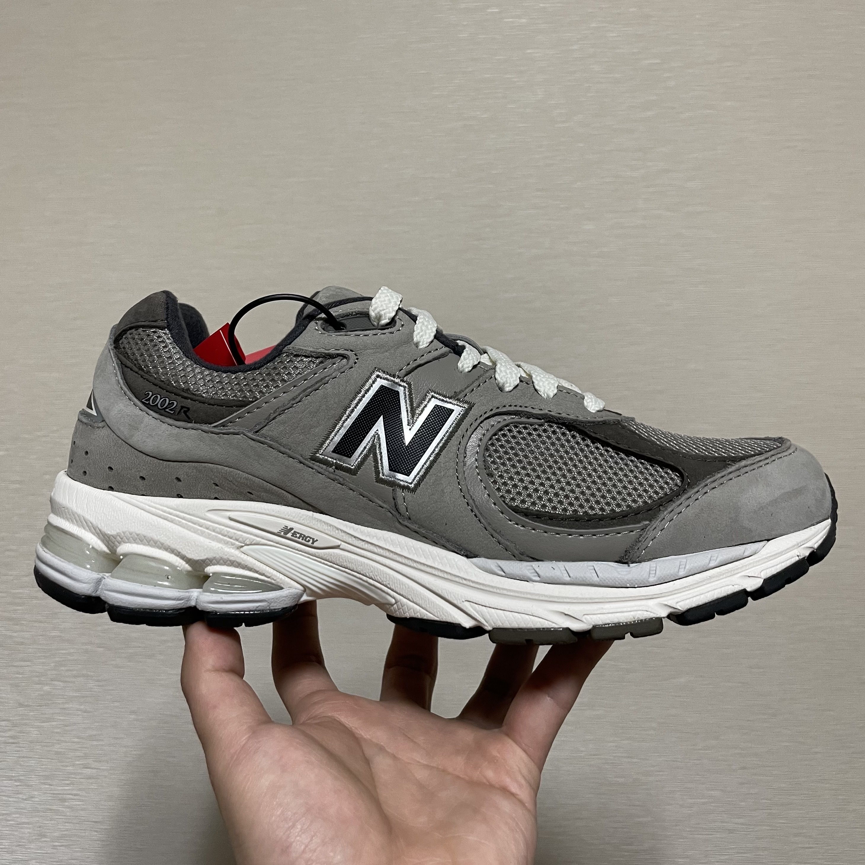 New Balance 2002 Warm Alpaca 착용 스타일 - 2