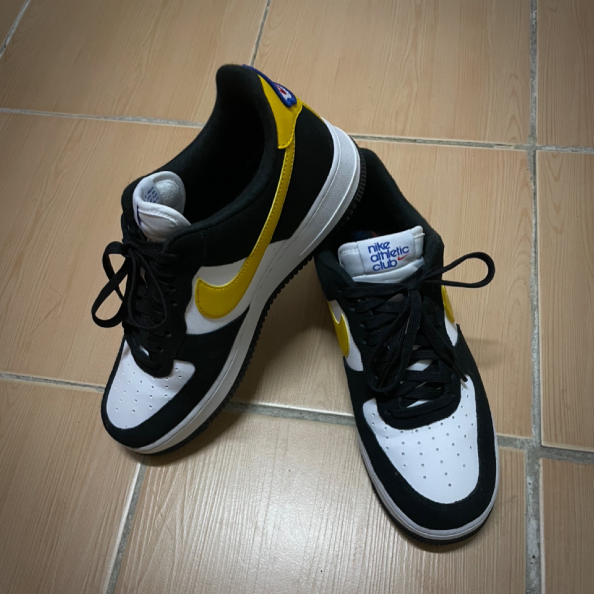 Nike Air Force 1 '07 LV8 Athletic Club Black Dark Sulfur 착용 스타일 - 2