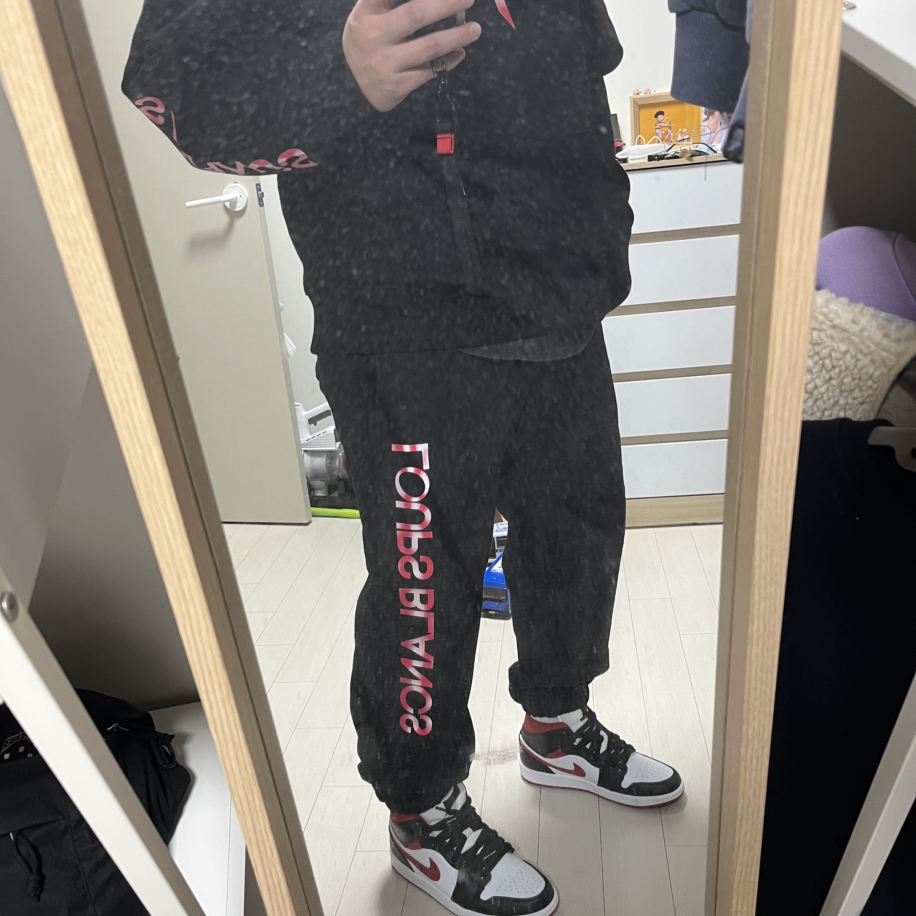 Jordan 1 Mid Gym Red Black White 착용 스타일 - 1