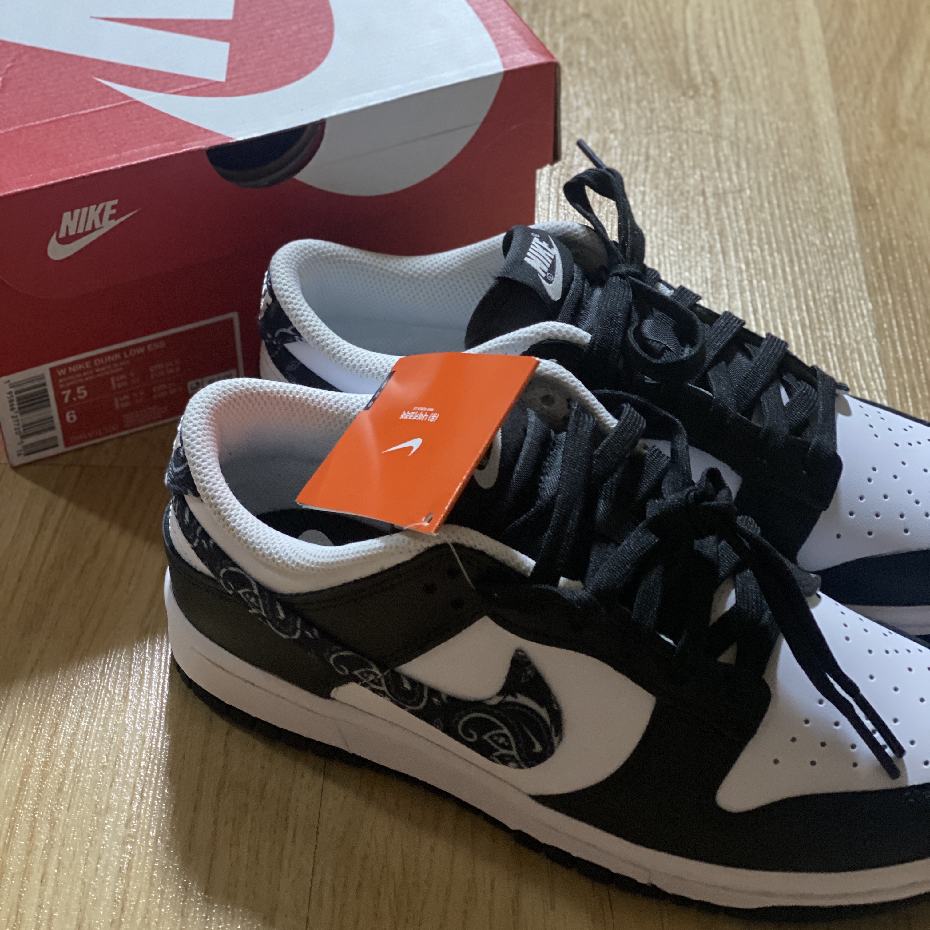 (W) Nike Dunk Low Essential Black Paisley 착용 스타일 - 1