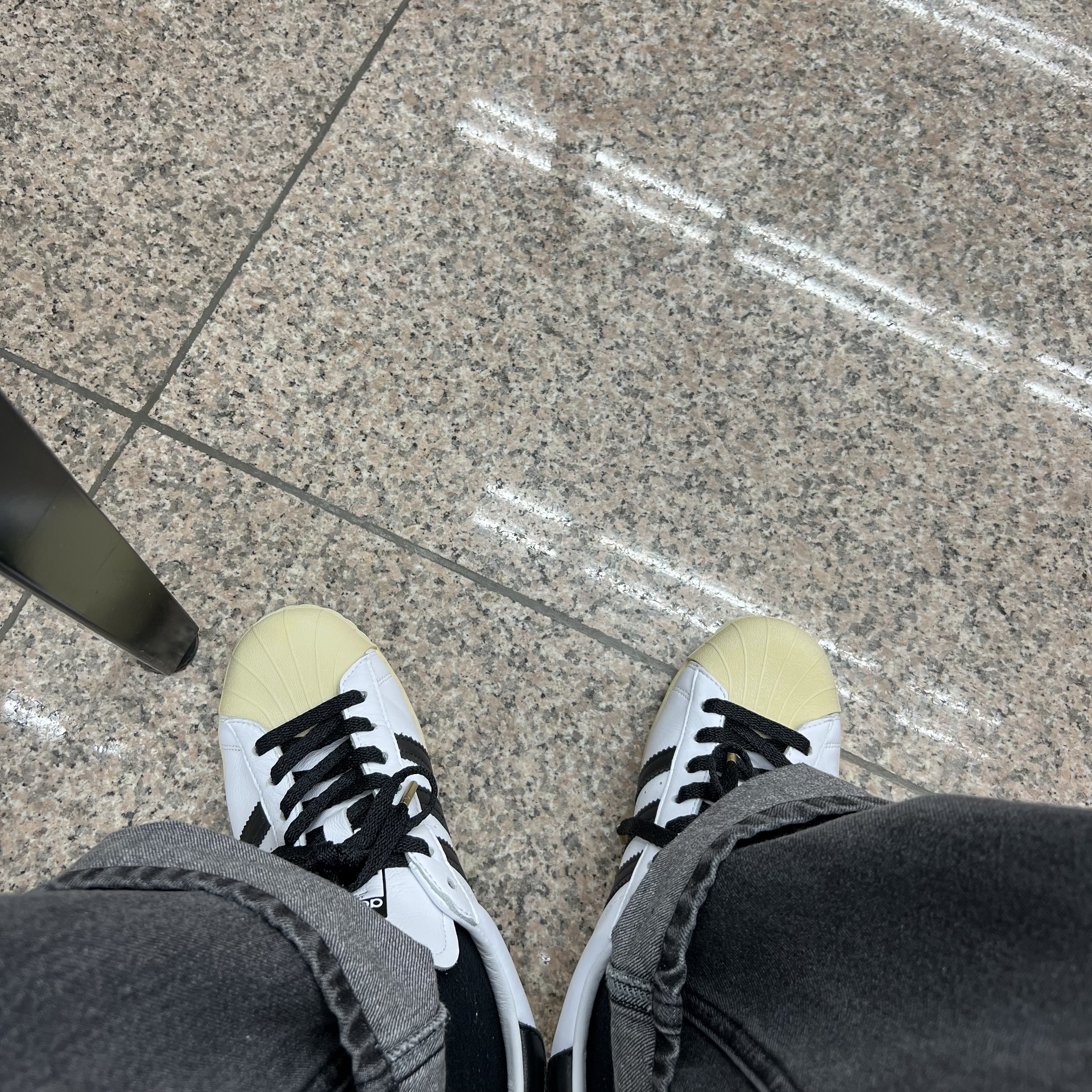 Adidas Superstar Premium White Black 착용 스타일