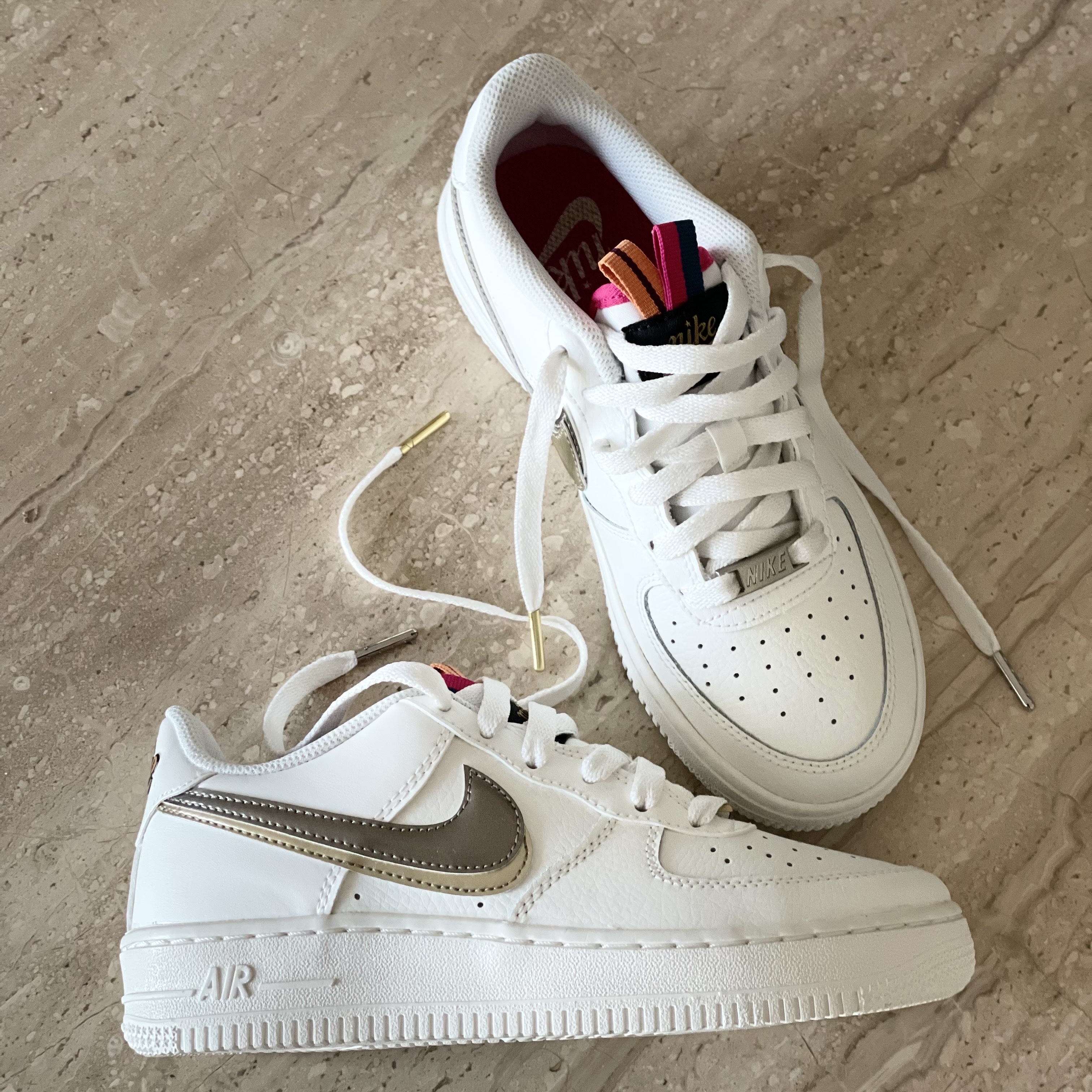 (GS) Nike Air Force 1 LV8 White Metallic Pewter 착용 스타일