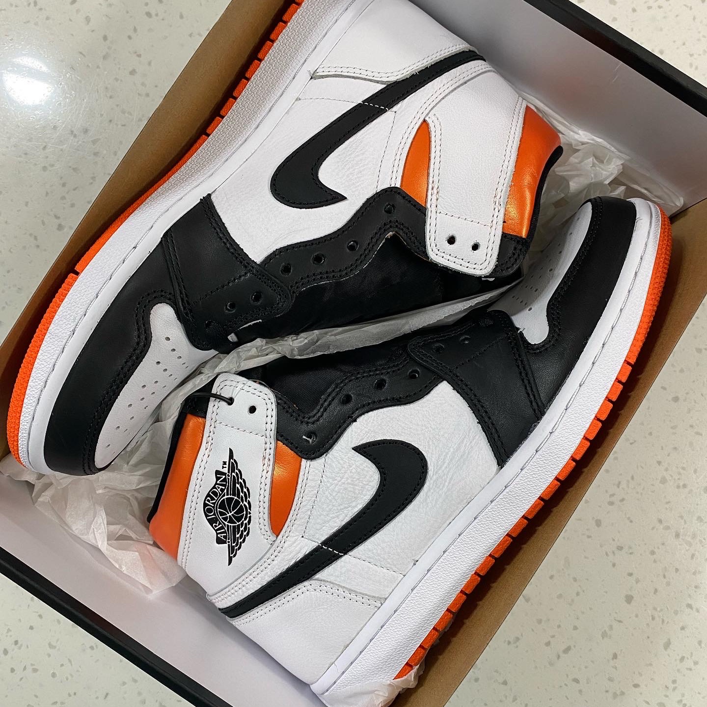 Jordan 1 Retro High OG Electro Orange 착용 스타일 - 2