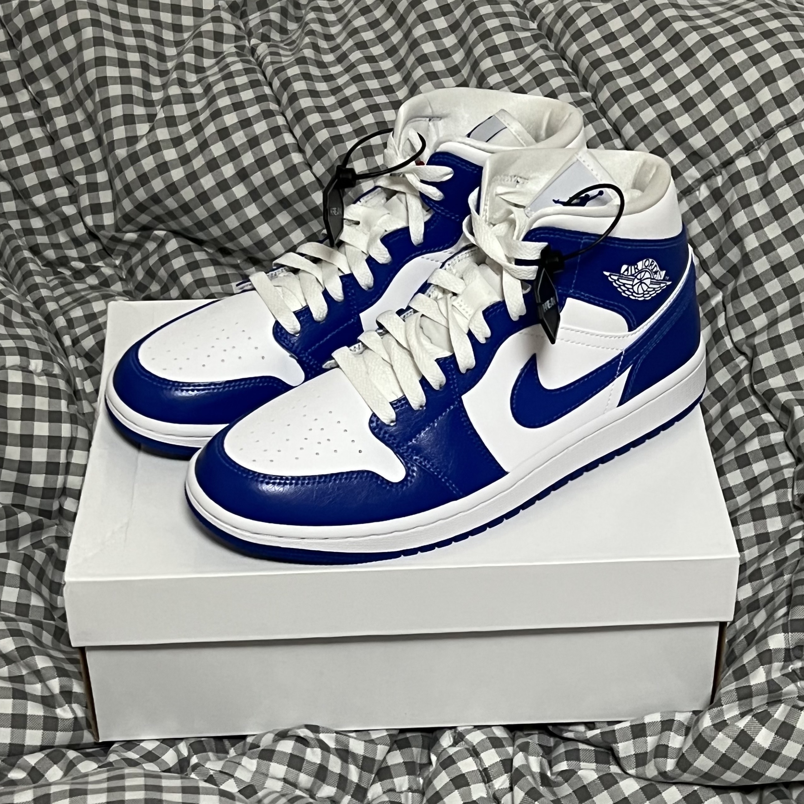 (W) Jordan 1 Mid White Hyper Royal 착용 스타일 - 1