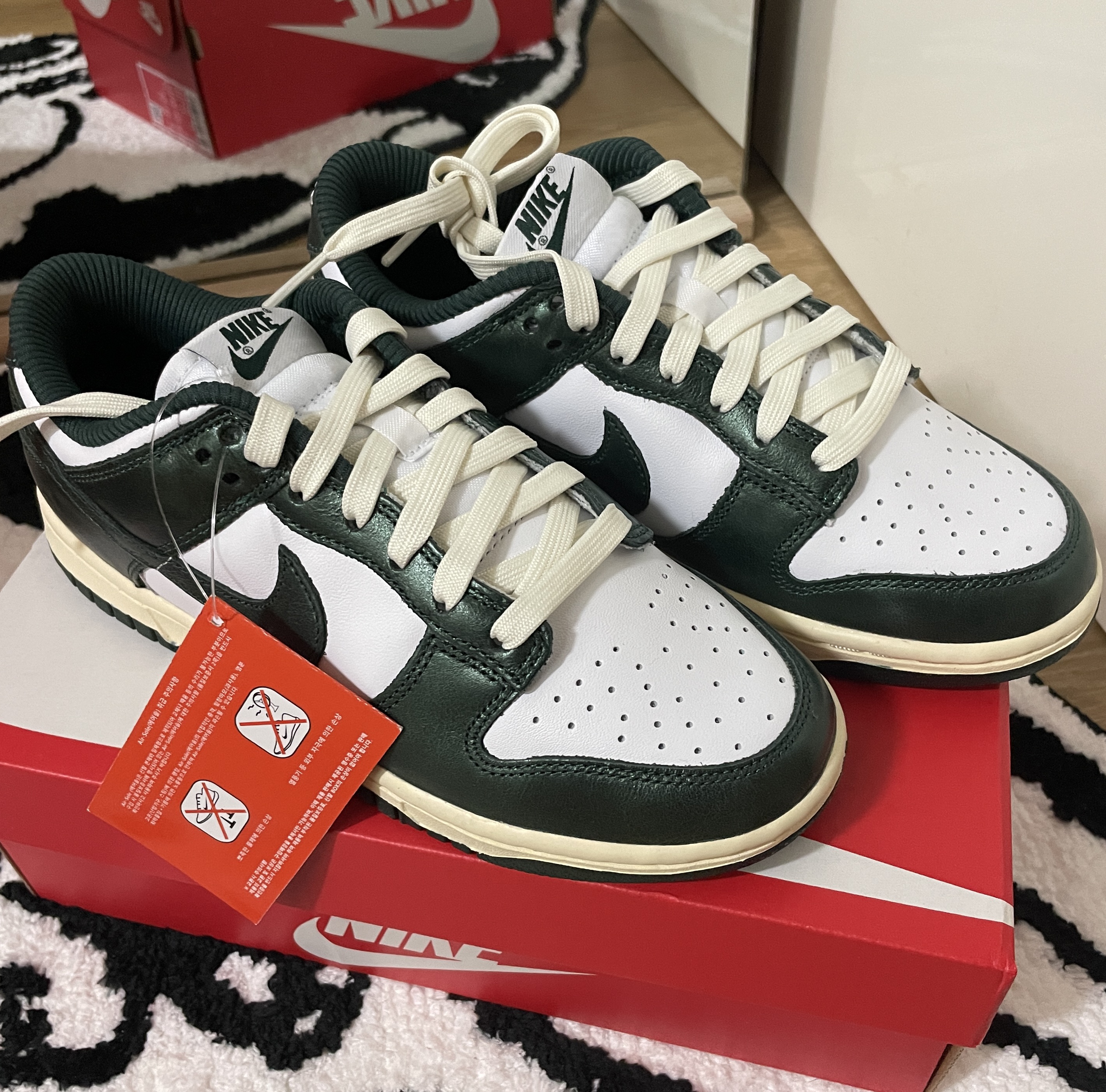 (W) Nike Dunk Low Vintage Green 착용 스타일 - 1