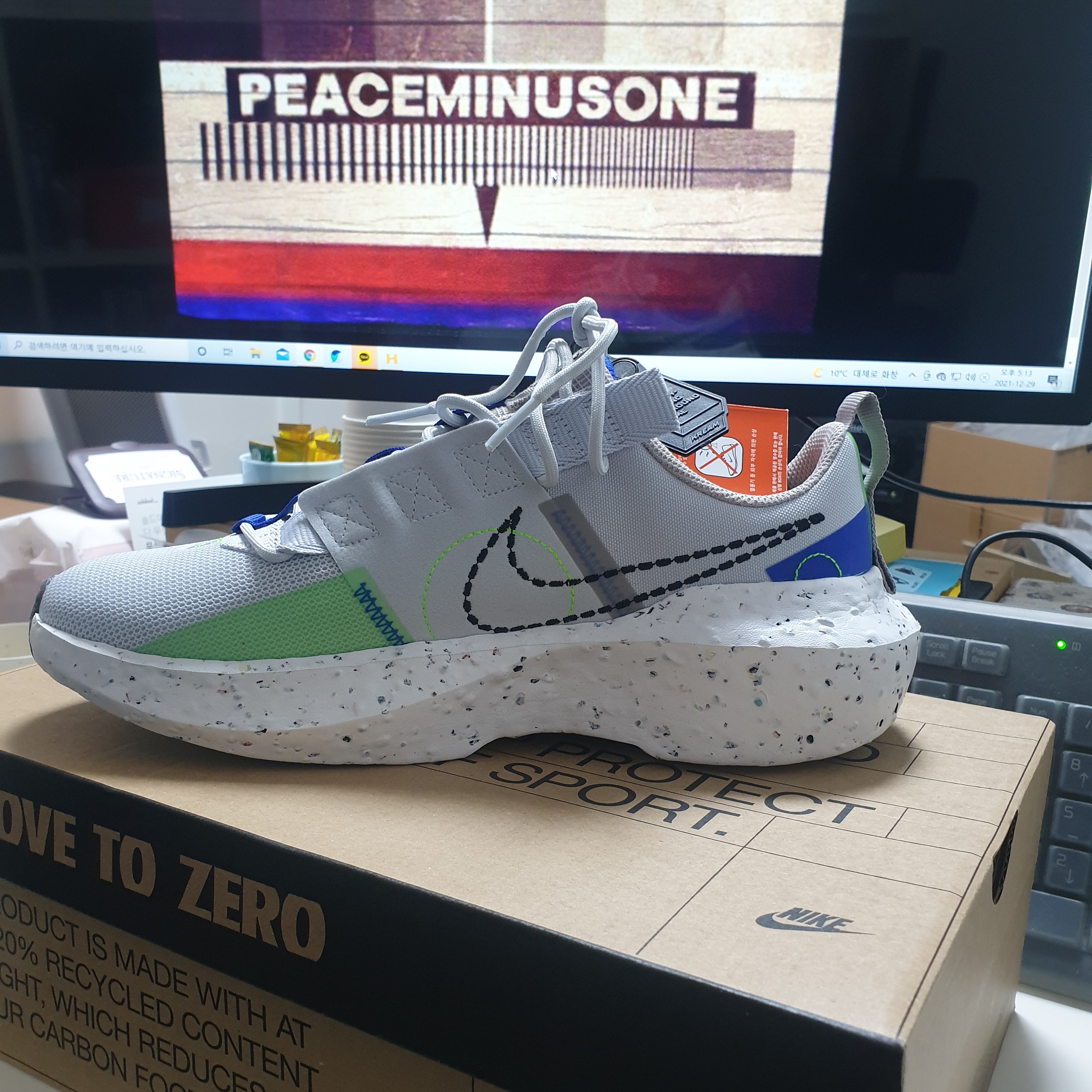 Nike Crater Impact Pure Platinum Electro Green 착용 스타일 - 2