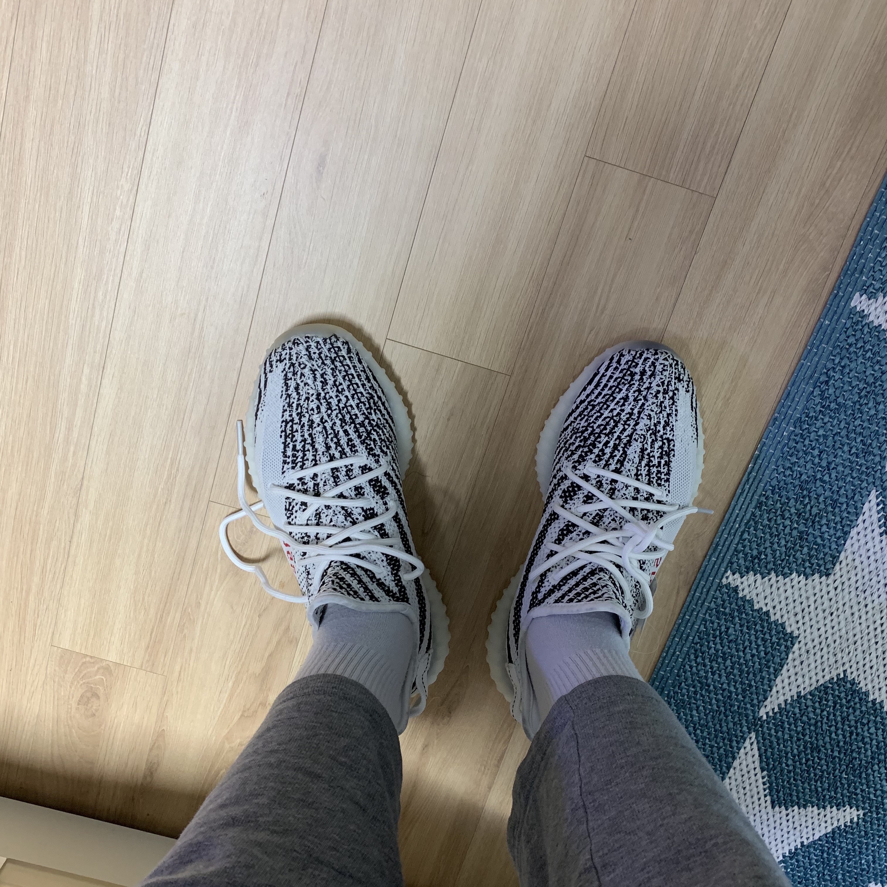 Adidas Yeezy Boost 350 V2 Zebra 2017/2019/2020 착용 스타일