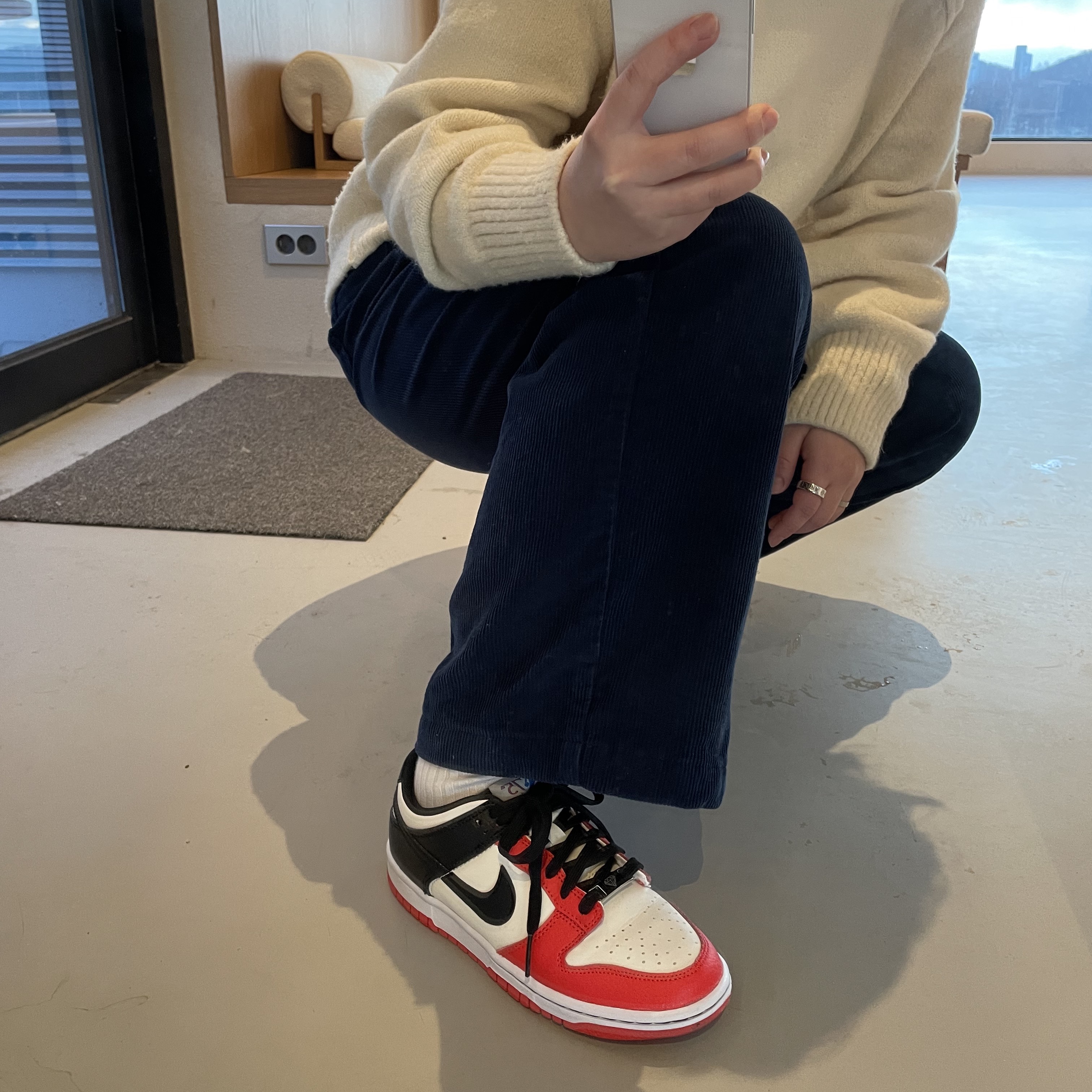 (GS) Nike x NBA Dunk Low Black and Chile Red 착용 스타일 - 1