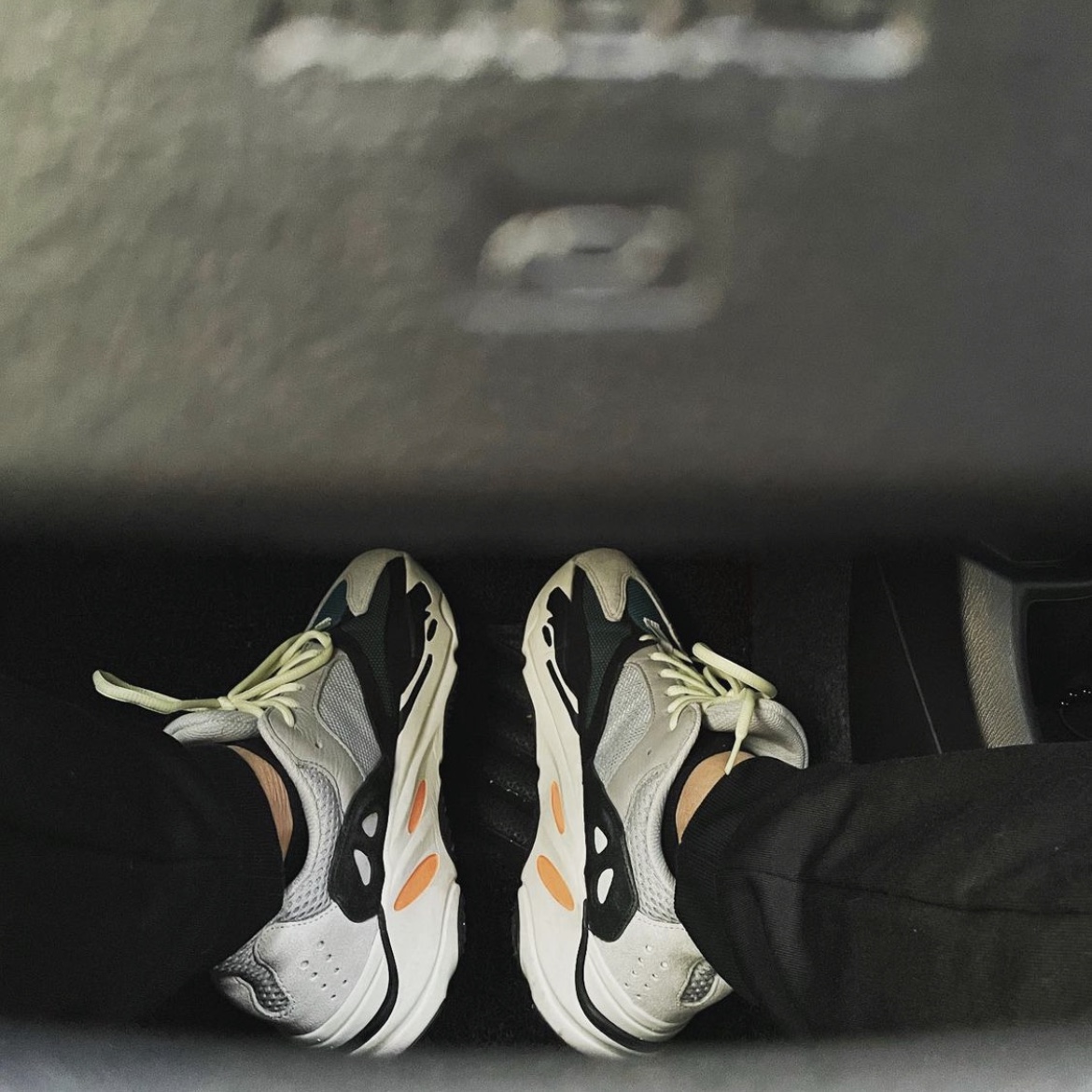 Adidas Yeezy Boost 700 Wave Runner Solid Grey 2017/2019 착용 스타일